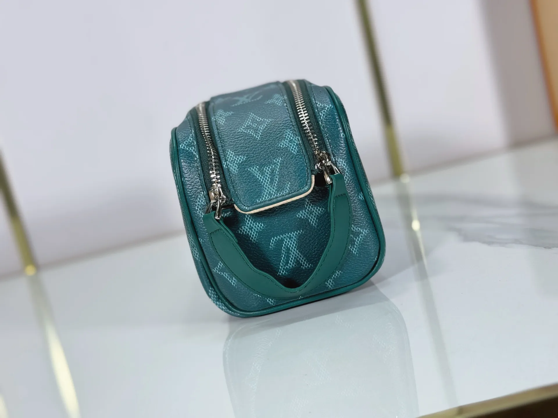 P180 Upgraded original M26872 M27158 M26871 M26870 This Dopp Kit mini toiletry bag is made of brightly colored Monogram Heritage coated canvas with cow leather details. The double-zipper wide-mouth closure makes it easy to access toiletries, and the washable fabric lining adds functionality. Dimensions: 20 x 13 x 12 (cm) ((length x height x width)