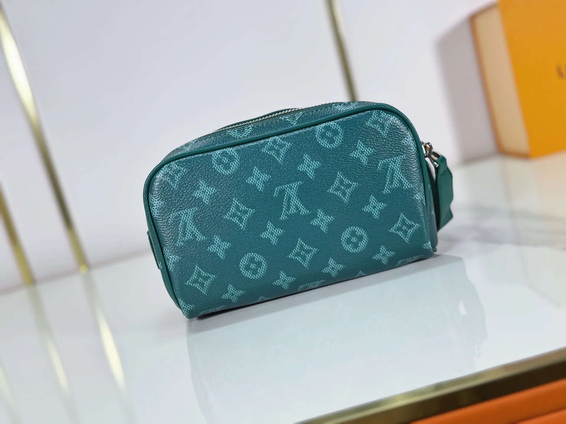 P180 Upgraded original M26872 M27158 M26871 M26870 This Dopp Kit mini toiletry bag is made of brightly colored Monogram Heritage coated canvas with cow leather details. The double-zipper wide-mouth closure makes it easy to access toiletries, and the washable fabric lining adds functionality. Dimensions: 20 x 13 x 12 (cm) ((length x height x width)