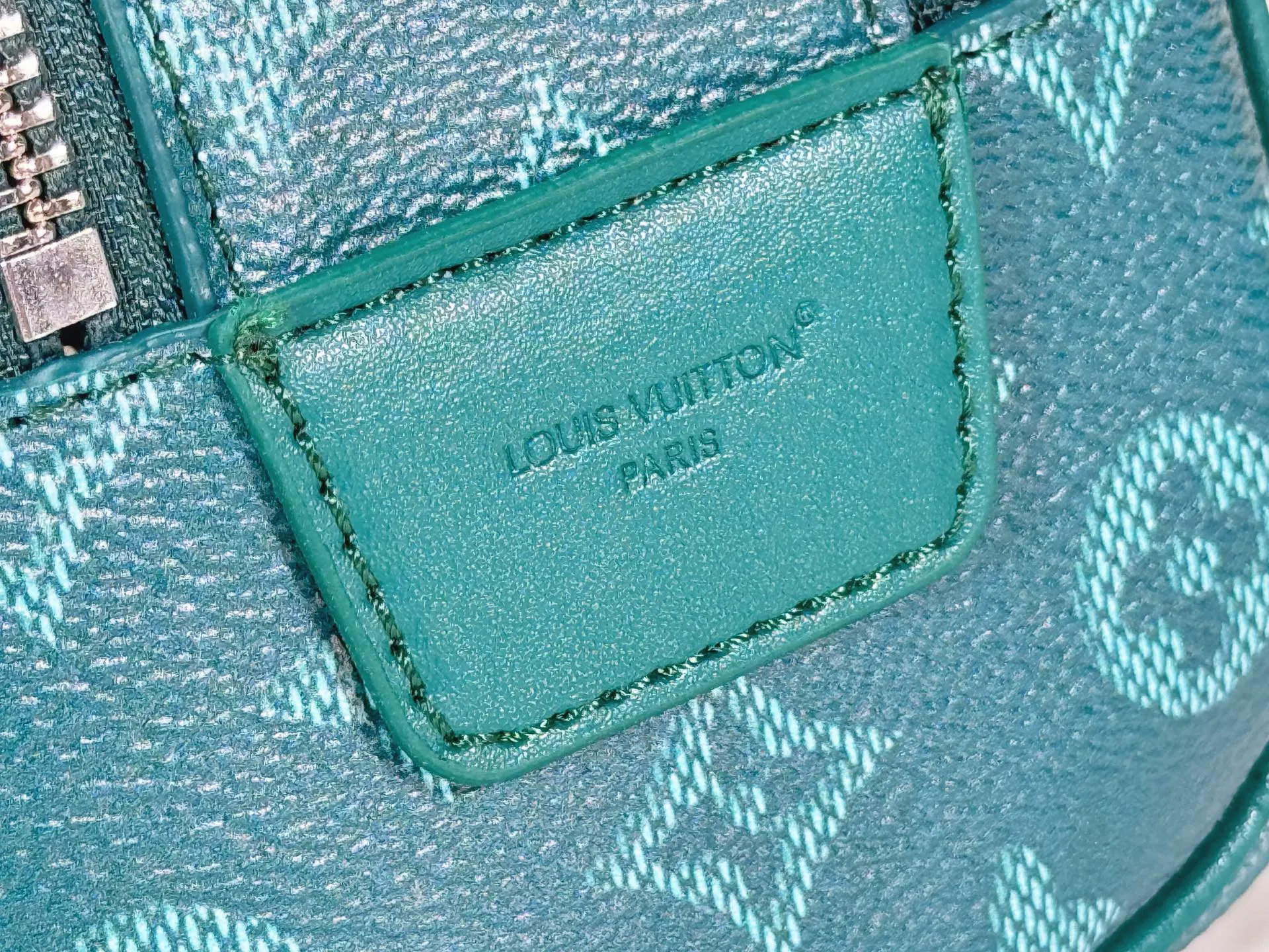 P180 Upgraded original M26872 M27158 M26871 M26870 This Dopp Kit mini toiletry bag is made of brightly colored Monogram Heritage coated canvas with cow leather details. The double-zipper wide-mouth closure makes it easy to access toiletries, and the washable fabric lining adds functionality. Dimensions: 20 x 13 x 12 (cm) ((length x height x width)