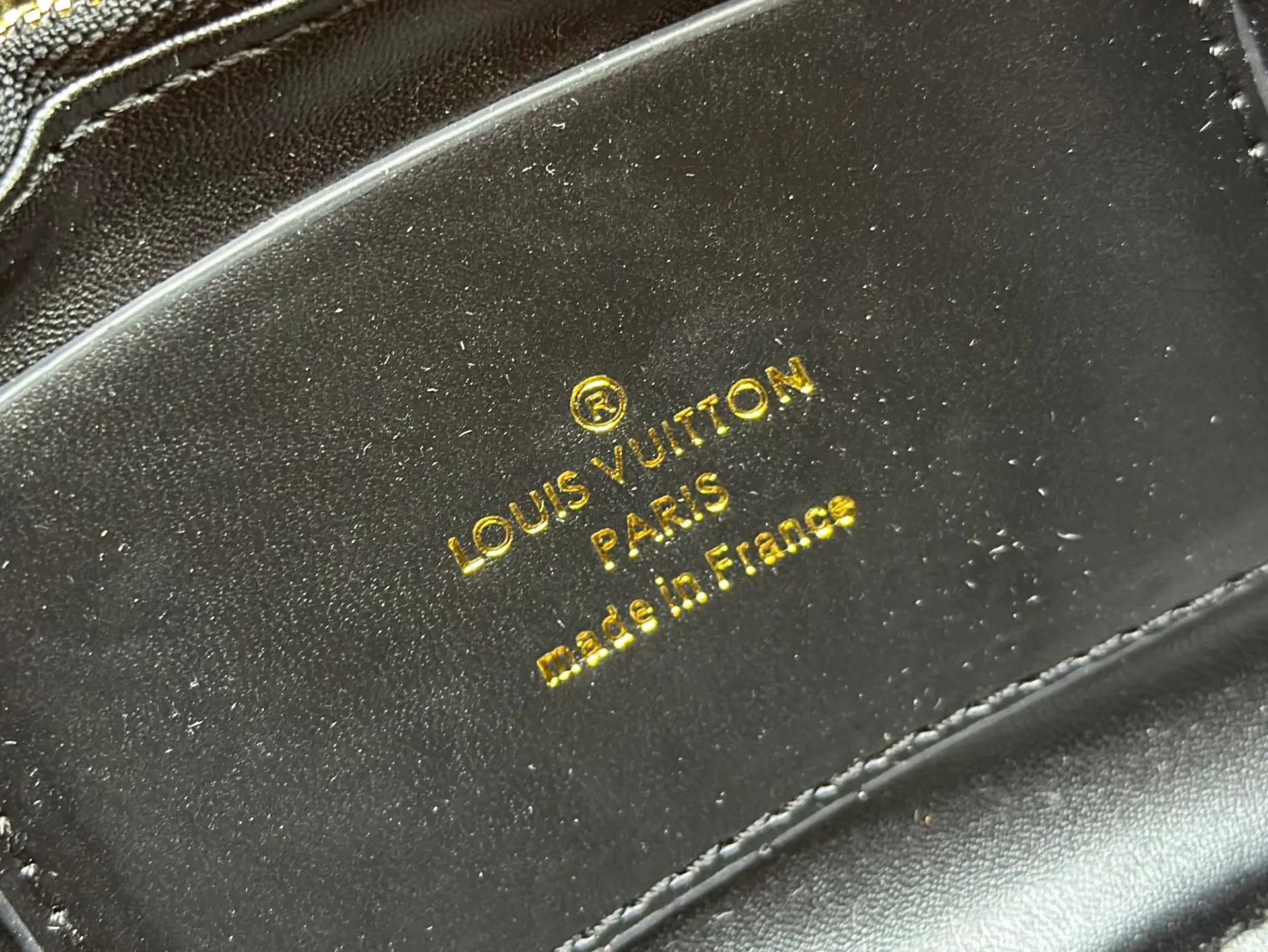 P320 M23689 M22891 Nicolas Ghesquière has devoted his new craftsmanship exploration to the GO-14 medium handbag, hand-painting the baked effect on the quilted lambskin leather, showing an avant-garde style. The LV Twist twist lock highlights the brand's style, and the top handle and adjustable chain are detachable, allowing for a variety of carrying methods. Size: 23X16X10