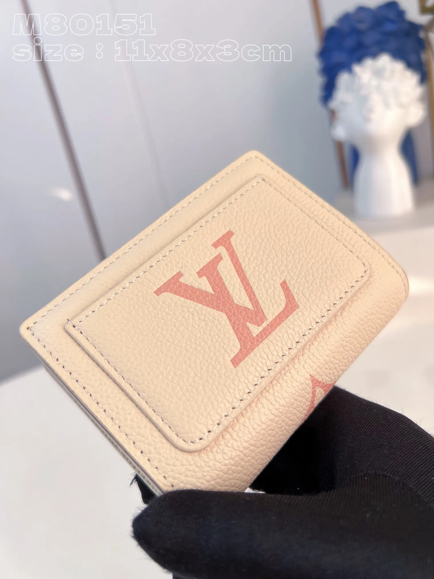 💰150 💎Upgraded original version🇫🇷 Cléa wallet is made of Monogram Empreinte soft grained cowhide and decorated with Louis Vuitton's iconic Monogram pattern. This model is known for its stylish design, which is both compact and spacious. It has an outer pocket, a zippered coin pocket, a note compartment and six card slots Model: 80151 Chocolate Dimensions: 11x8.5x3.5cm
