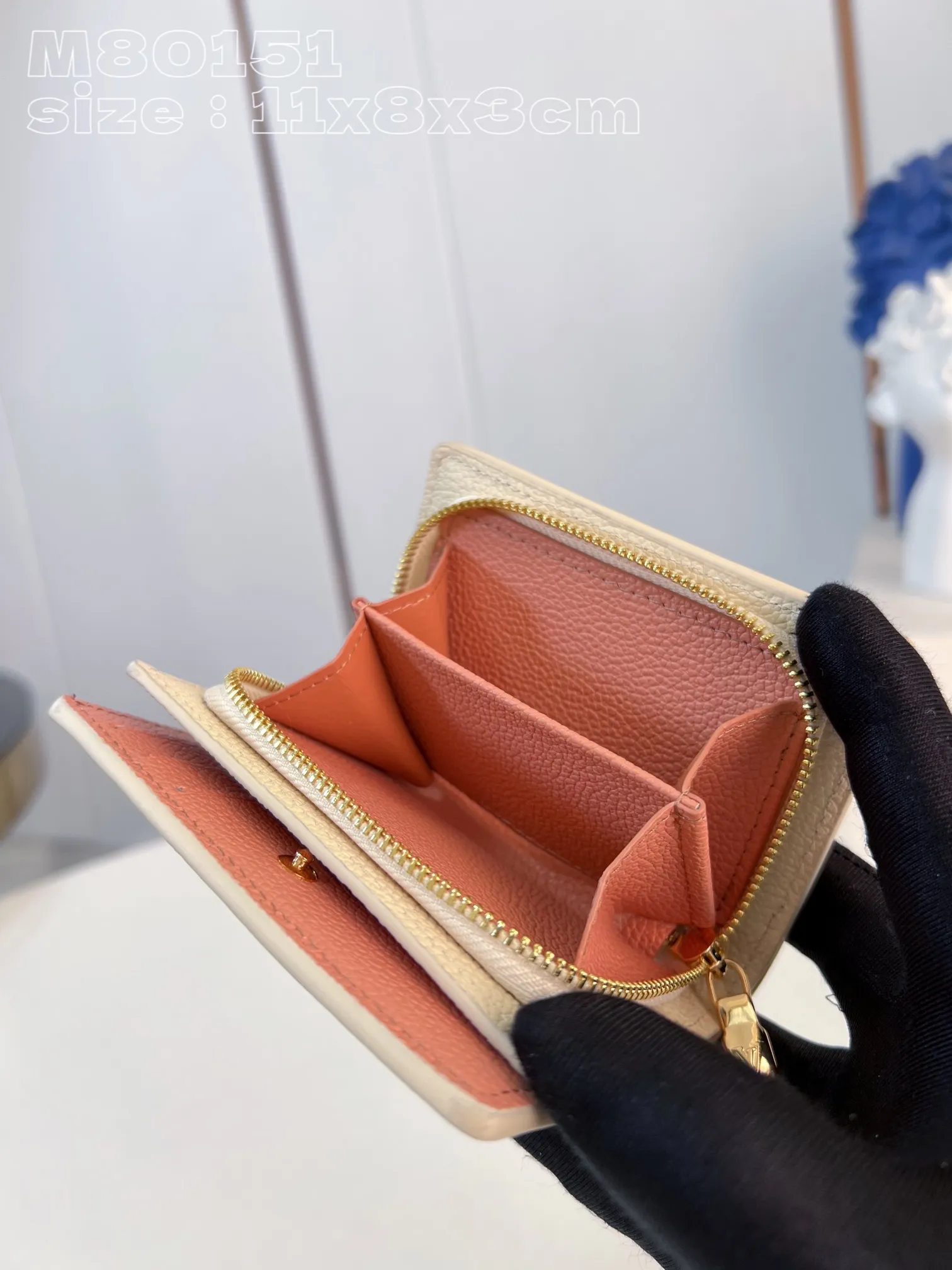 💰150 💎Upgraded original version🇫🇷 Cléa wallet is made of Monogram Empreinte soft grained cowhide and decorated with Louis Vuitton's iconic Monogram pattern. This model is known for its stylish design, which is both compact and spacious. It has an outer pocket, a zippered coin pocket, a note compartment and six card slots Model: 80151 Chocolate Dimensions: 11x8.5x3.5cm