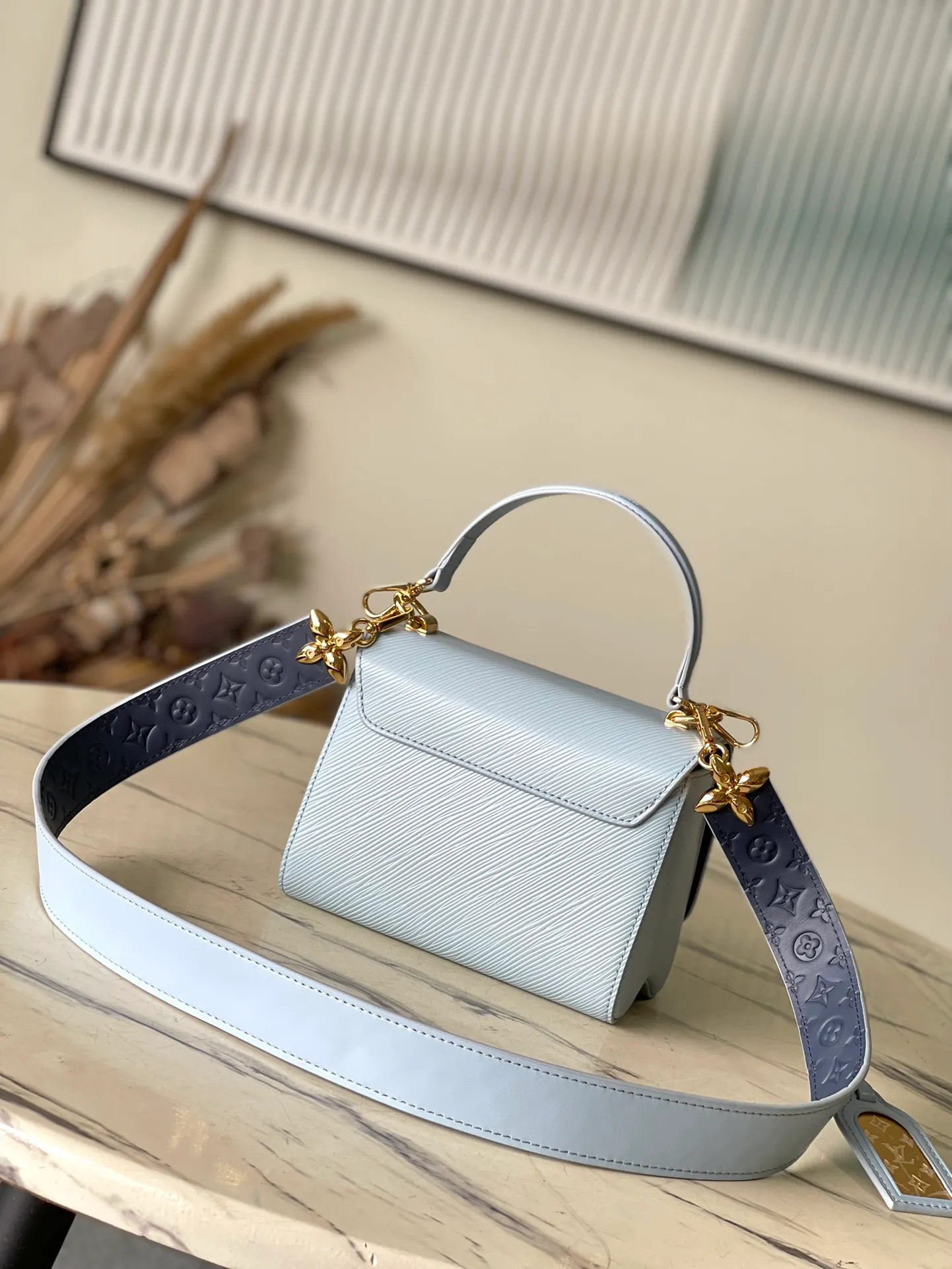 💰1160 (top layer leather) top original order M25362 sky blue This small Twist handbag is made of Epi grain leather with sophisticated elements, and the iconic LV Twist twist lock is engraved with the Monogram pattern. Yingze's Monogram floral hook buckle connects the bag body to the Monogram printed shoulder strap, which is embellished with removable mirror decoration. Dimensions: 19 x 15 x 9 cm (length x height x width)