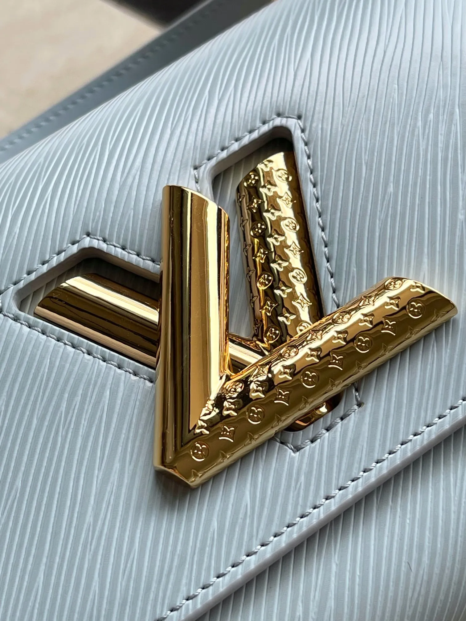 💰1160 (top layer leather) top original order M25362 sky blue This small Twist handbag is made of Epi grain leather with sophisticated elements, and the iconic LV Twist twist lock is engraved with the Monogram pattern. Yingze's Monogram floral hook buckle connects the bag body to the Monogram printed shoulder strap, which is embellished with removable mirror decoration. Dimensions: 19 x 15 x 9 cm (length x height x width)