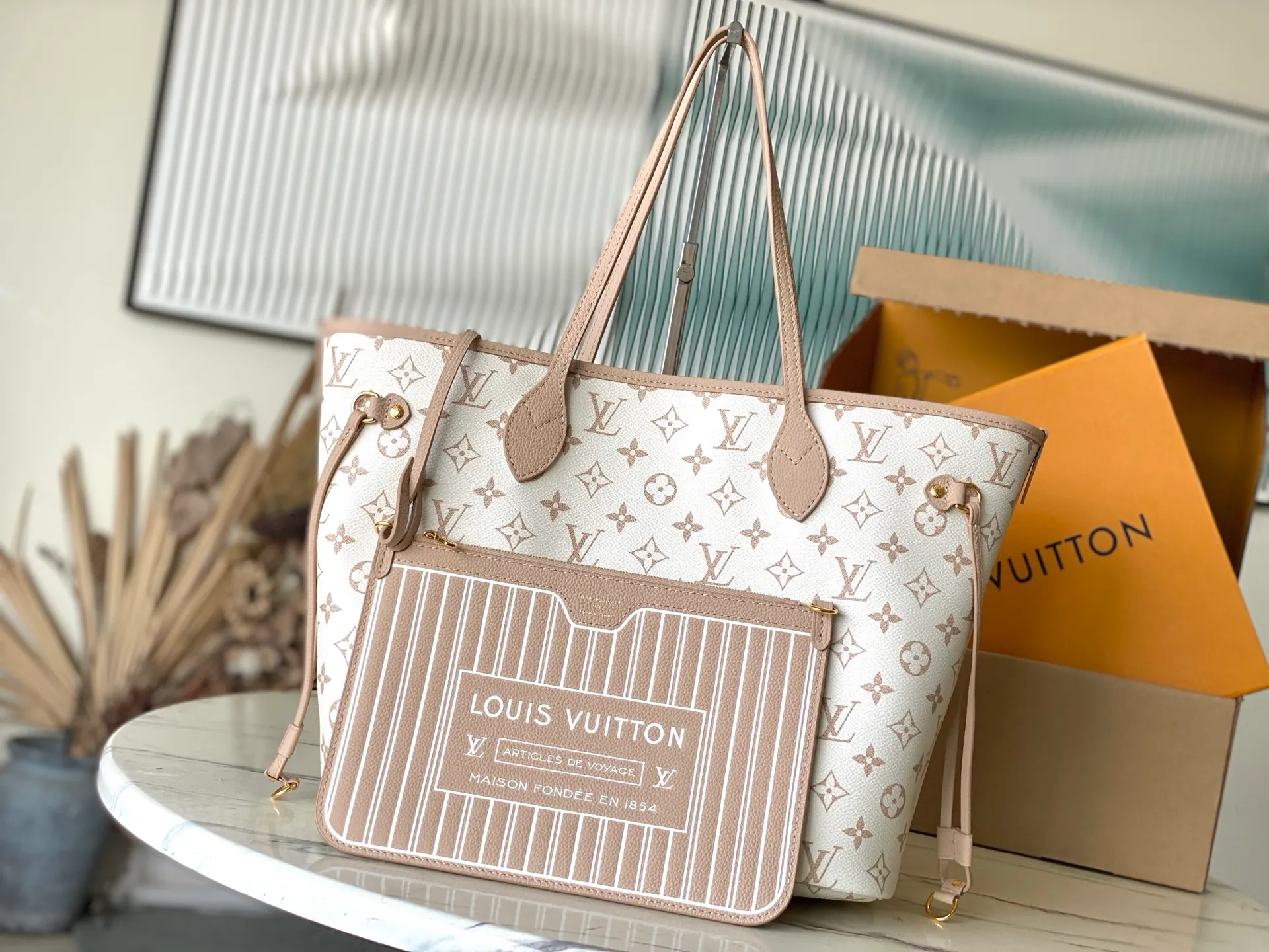 💰1020 The top original M25665 Neverfull Inside Out medium handbag uses Monogram canvas and grained leather to interpret a new double-sided design. Its detachable pocket can easily be transformed into an outer bag or a compact shoulder bag. Dimensions: 31 × 28 × 14 cm