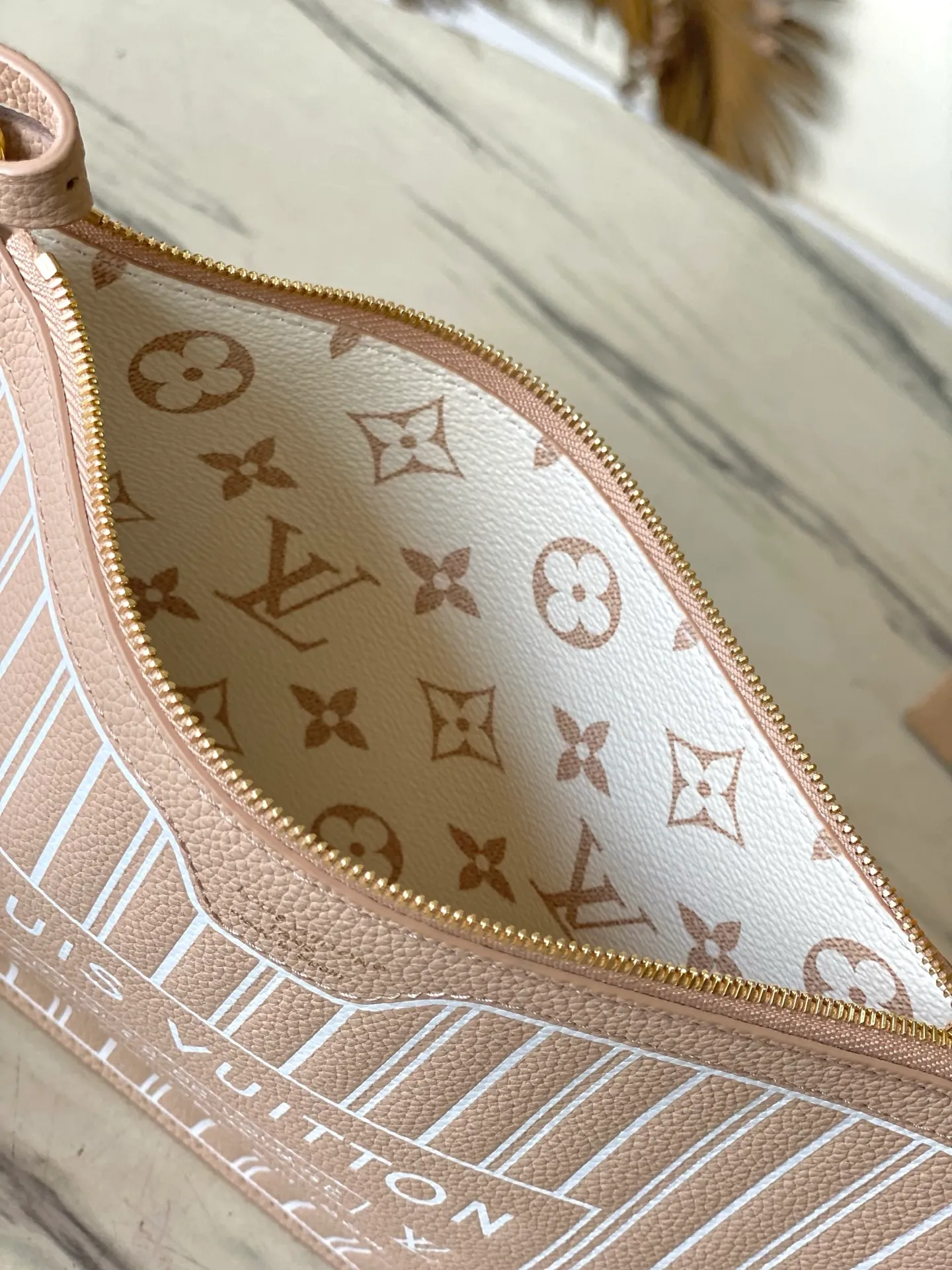 💰1020 The top original M25665 Neverfull Inside Out medium handbag uses Monogram canvas and grained leather to interpret a new double-sided design. Its detachable pocket can easily be transformed into an outer bag or a compact shoulder bag. Dimensions: 31 × 28 × 14 cm