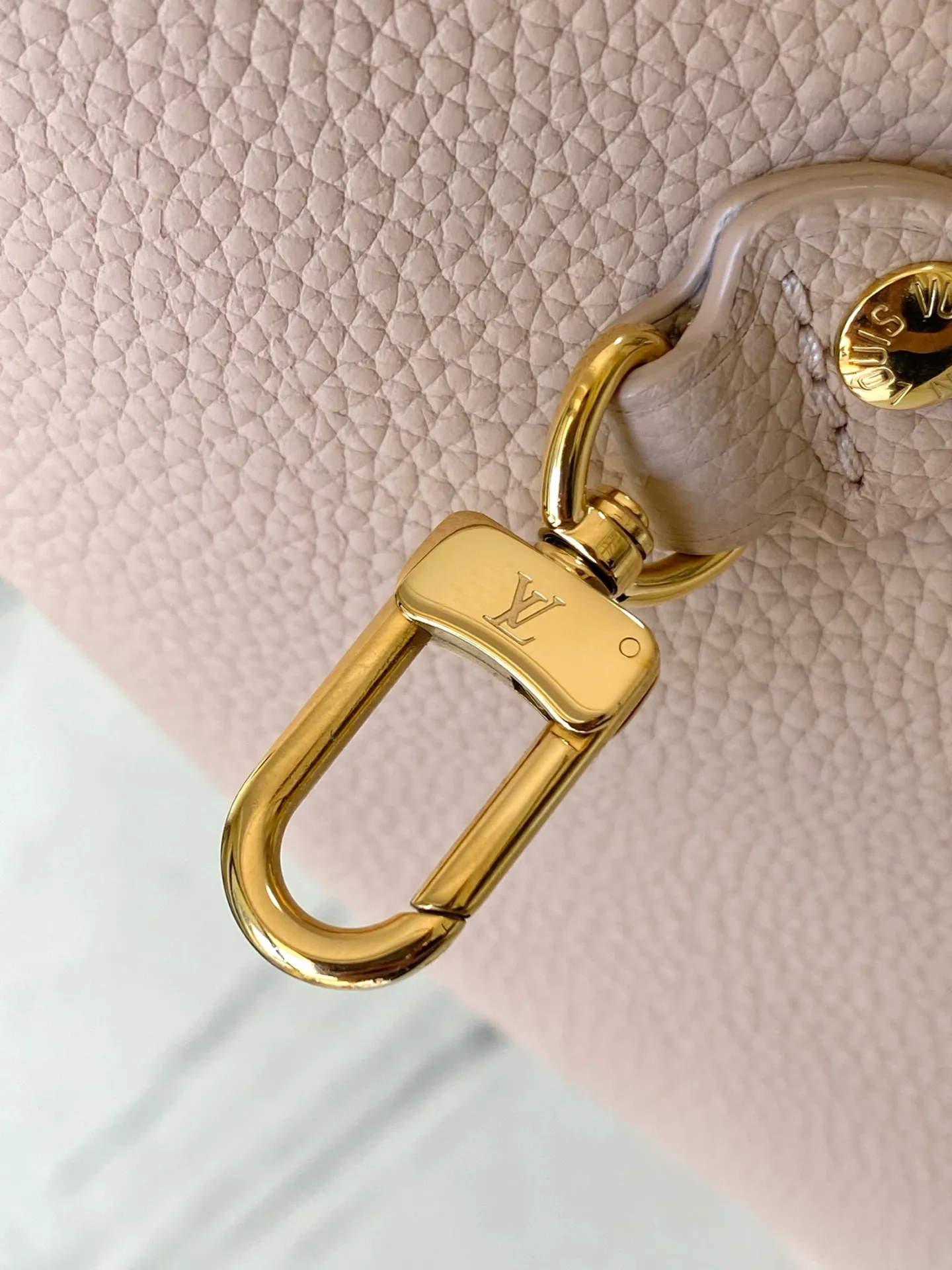💰1020 The top original M25665 Neverfull Inside Out medium handbag uses Monogram canvas and grained leather to interpret a new double-sided design. Its detachable pocket can easily be transformed into an outer bag or a compact shoulder bag. Dimensions: 31 × 28 × 14 cm