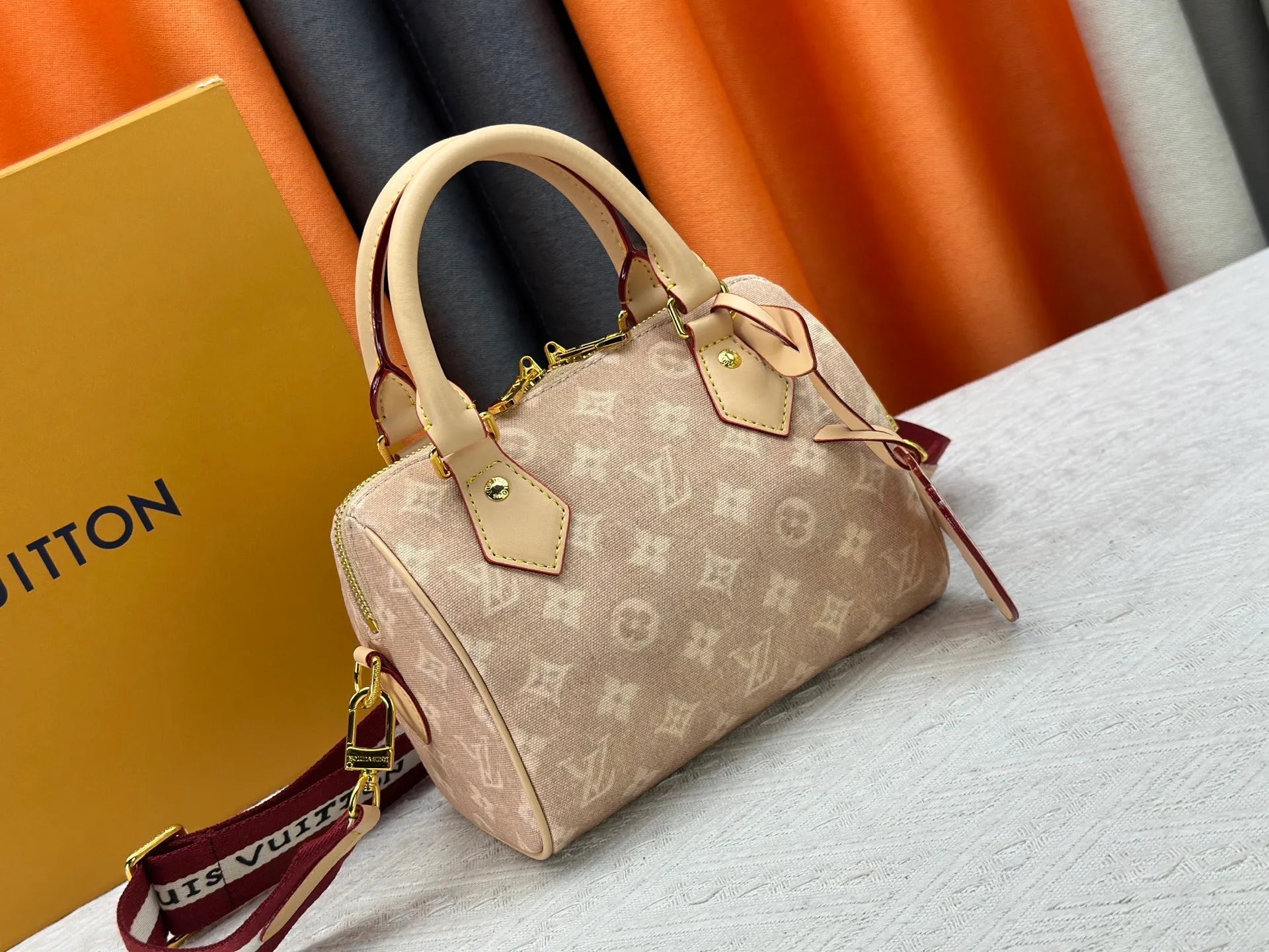 P280 M15151 M46234 This Speedy 20 Bandouliere handbag is made of Meowgram canvas, making an eye-catching appearance in the LV Travels With Grace Coddington collaboration series created by the brand and vogue's former creative director. Cute cat-shaped pendants and leather handles are rich in details, and metal parts such as padlocks add elegant touches. Size: 20cm