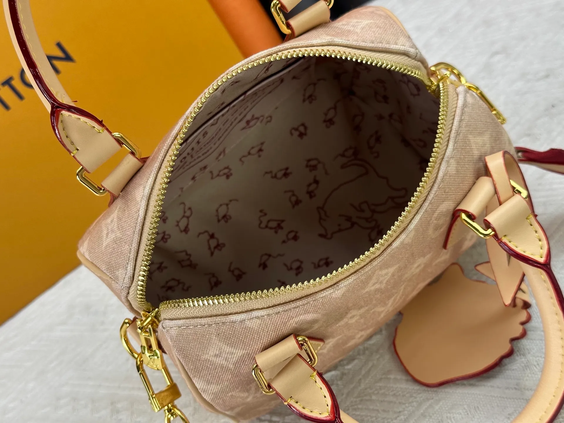 P280 M15151 M46234 This Speedy 20 Bandouliere handbag is made of Meowgram canvas, making an eye-catching appearance in the LV Travels With Grace Coddington collaboration series created by the brand and vogue's former creative director. Cute cat-shaped pendants and leather handles are rich in details, and metal parts such as padlocks add elegant touches. Size: 20cm