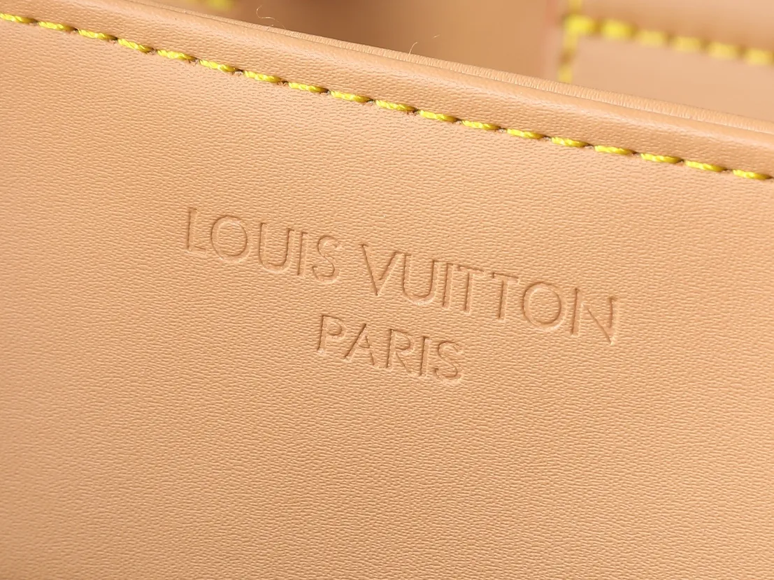 💰280💰Upgraded original M25575 M25577 M15231 Avenue MM (Avenue MM) is a modern alternative to the Grand Palais handbag. Suitable for busy city life, a design that transcends its time. Made of signature single-check leather. Naming choices and base fabric details highlight House’s outstanding craftsmanship. A spacious and practical piece that can accommodate A4-sized documents, a laptop, and various daily necessities. Dimensions: 38.5 x 24 x 15 cm (length x height x width)