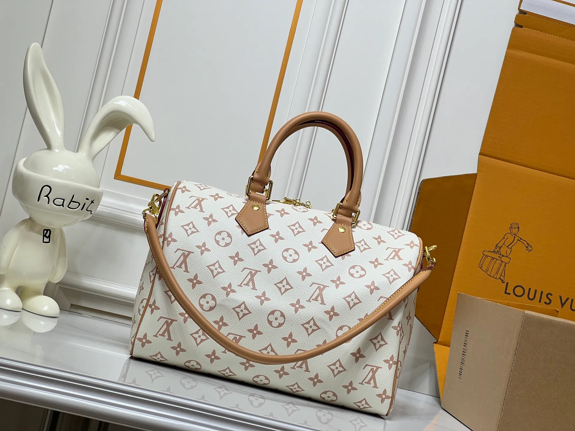 Batch 260💰Upgraded from the original M15107 M12803 M11945 M12243 M87212 M40391 Speedy Soft 30 Boho handbag is made of classic Monogram coated canvas, with leather lining and zipper inner pocket to inject color contrast. Ostrich leather trim and beaded chains bring the visual focus, while the key holder and address plate are thoughtful details, and the Toron handle allows for a variety of carrying options. Dimensions: 30.0 x 21.0 x 17.0 cm (length x height x width)