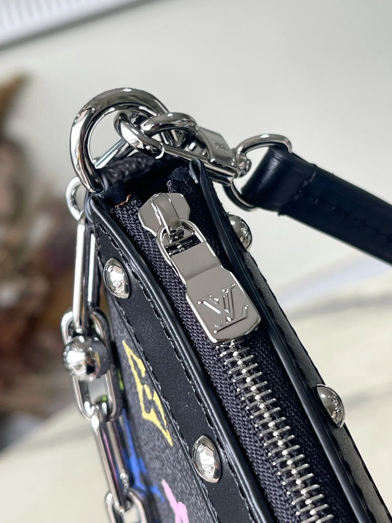 💰880 Top Original Order M13663 Black Color This Pochette Accessoires handbag is made of coated canvas, with colorful Monogram patterns to interpret the smart style of the Louis Vuitton x Murakami cross-border collaboration series. Calf leather trim and dazzling hardware add to the sophisticated details, while the detachable shoulder strap and chain allow for flexible carry. 13 x 4 x 22 cm (height x width x length)