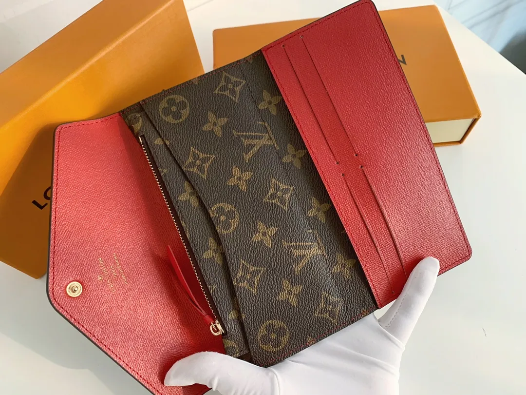 💰100 💎The Josephine Wallet is inspired by Louis Vuitton's first wallet. It is made of soft Monogram canvas and lined with brightly colored lining, giving the brand's classic design a unique and stylish beauty. The long, flat shape makes it easy to slip into any pocket or handbag. Model: M60708 Size: 19/10.