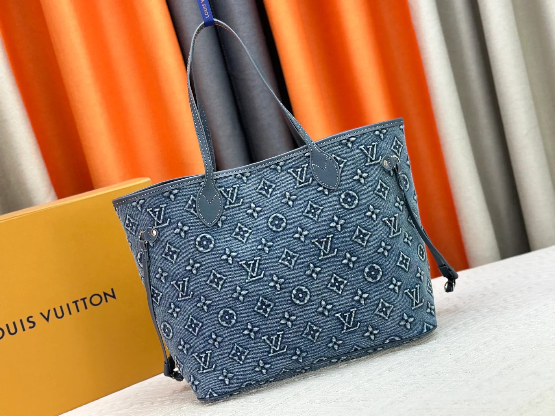 P300 upgraded original M45685 M40995 embossed denim shopping bag💋💋Louis Vuitton's new Neverfull is a new interpretation of the classic handbag and explore the exquisite details inside the bag. Redesigned interior pockets feature fresh fabric linings and vintage details inspired by the Louis Vuitton archives, most notably the detachable zippered clutch, which can be used on its own as a sophisticated clutch or as an additional pocket. Bright lining tones add a more lively feel to Monogram's classic canvas. Size: 32*29*17 cm