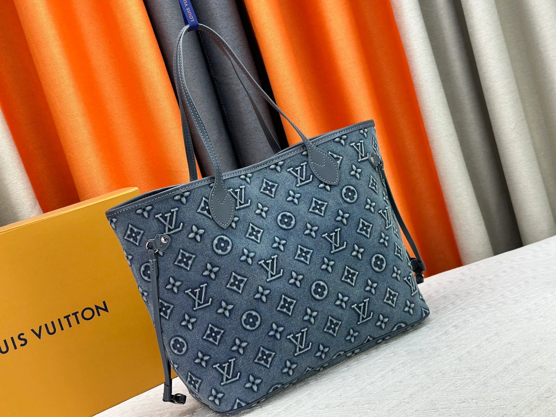 P300 upgraded original M45685 M40995 embossed denim shopping bag💋💋Louis Vuitton's new Neverfull is a new interpretation of the classic handbag and explore the exquisite details inside the bag. Redesigned interior pockets feature fresh fabric linings and vintage details inspired by the Louis Vuitton archives, most notably the detachable zippered clutch, which can be used on its own as a sophisticated clutch or as an additional pocket. Bright lining tones add a more lively feel to Monogram's classic canvas. Size: 32*29*17 cm