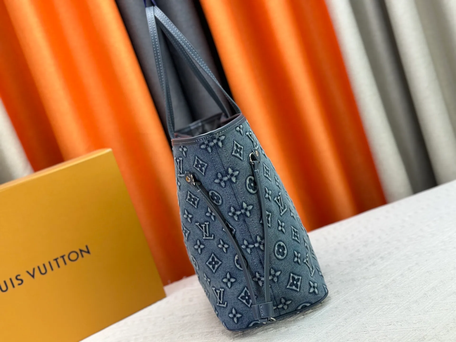 P300 upgraded original M45685 M40995 embossed denim shopping bag💋💋Louis Vuitton's new Neverfull is a new interpretation of the classic handbag and explore the exquisite details inside the bag. Redesigned interior pockets feature fresh fabric linings and vintage details inspired by the Louis Vuitton archives, most notably the detachable zippered clutch, which can be used on its own as a sophisticated clutch or as an additional pocket. Bright lining tones add a more lively feel to Monogram's classic canvas. Size: 32*29*17 cm