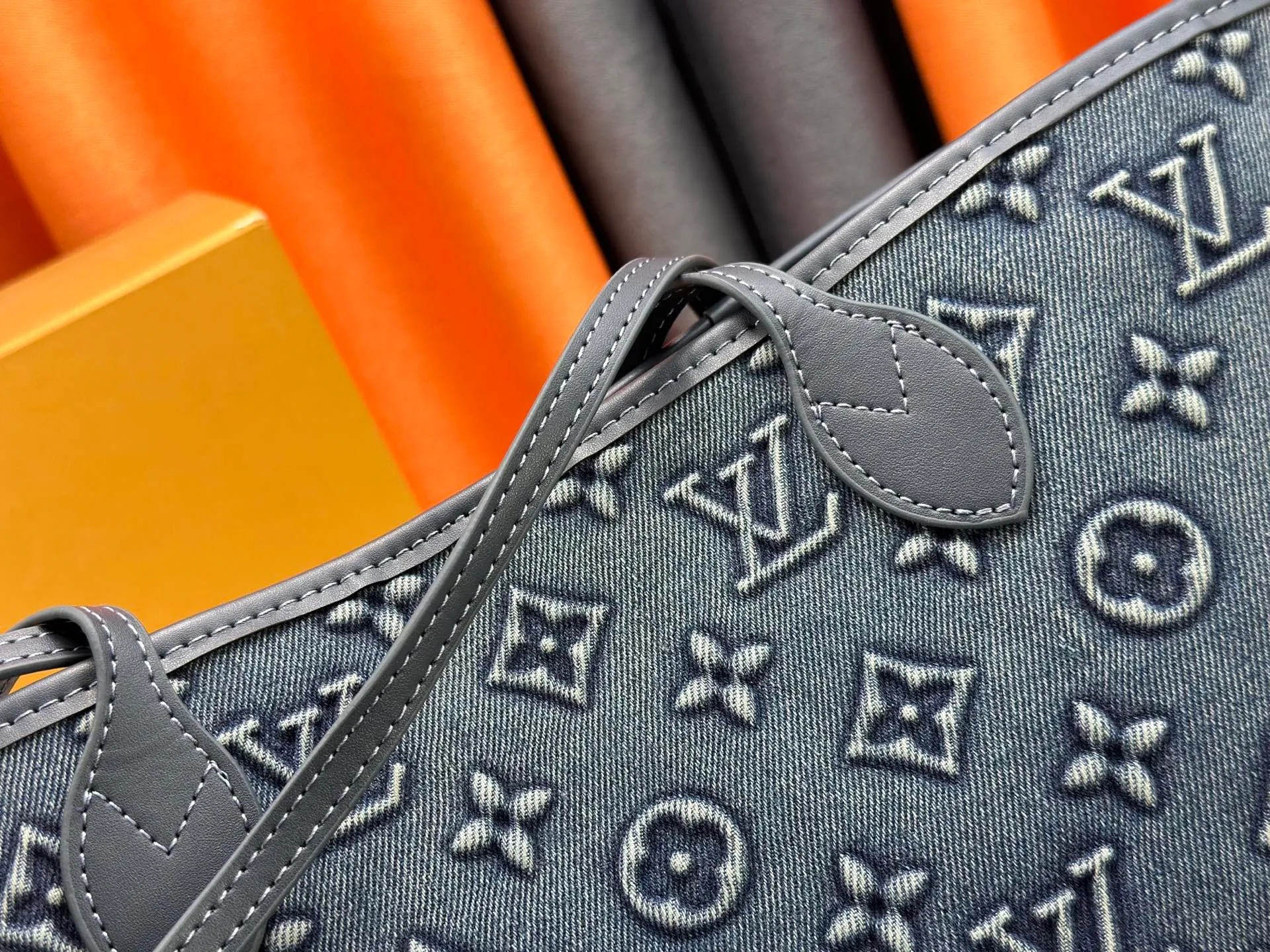 P300 upgraded original M45685 M40995 embossed denim shopping bag💋💋Louis Vuitton's new Neverfull is a new interpretation of the classic handbag and explore the exquisite details inside the bag. Redesigned interior pockets feature fresh fabric linings and vintage details inspired by the Louis Vuitton archives, most notably the detachable zippered clutch, which can be used on its own as a sophisticated clutch or as an additional pocket. Bright lining tones add a more lively feel to Monogram's classic canvas. Size: 32*29*17 cm