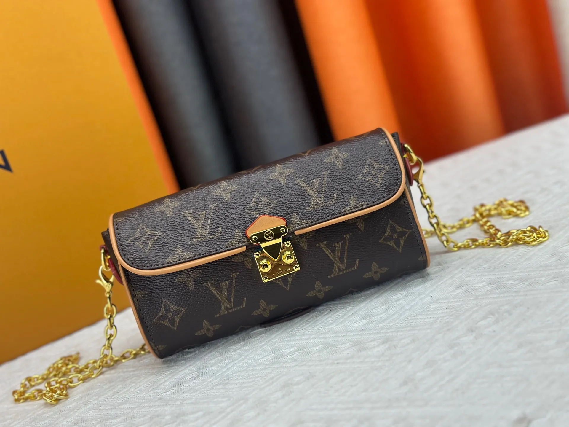 P200 M13566 This Pochette Camille handbag is made of Monogram canvas, paying tribute to the original design that appeared on the Louis Vuitton 2000 spring and summer fashion show. The S-Lock buckle, LV Circle logo on the chain and contrasting VN leather trim interpret the brand's classic elements. Flexible and easy-to-wear construction suitable for cross-body, shoulder or hand carry. Size: 20.5x11x6cm
