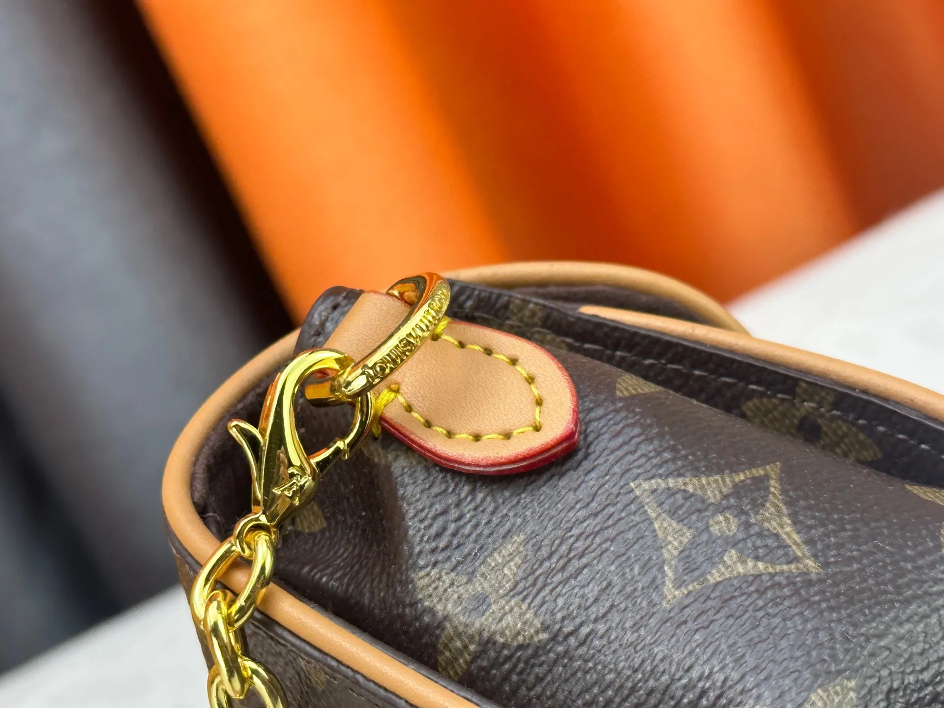 P200 M13566 This Pochette Camille handbag is made of Monogram canvas, paying tribute to the original design that appeared on the Louis Vuitton 2000 spring and summer fashion show. The S-Lock buckle, LV Circle logo on the chain and contrasting VN leather trim interpret the brand's classic elements. Flexible and easy-to-wear construction suitable for cross-body, shoulder or hand carry. Size: 20.5x11x6cm