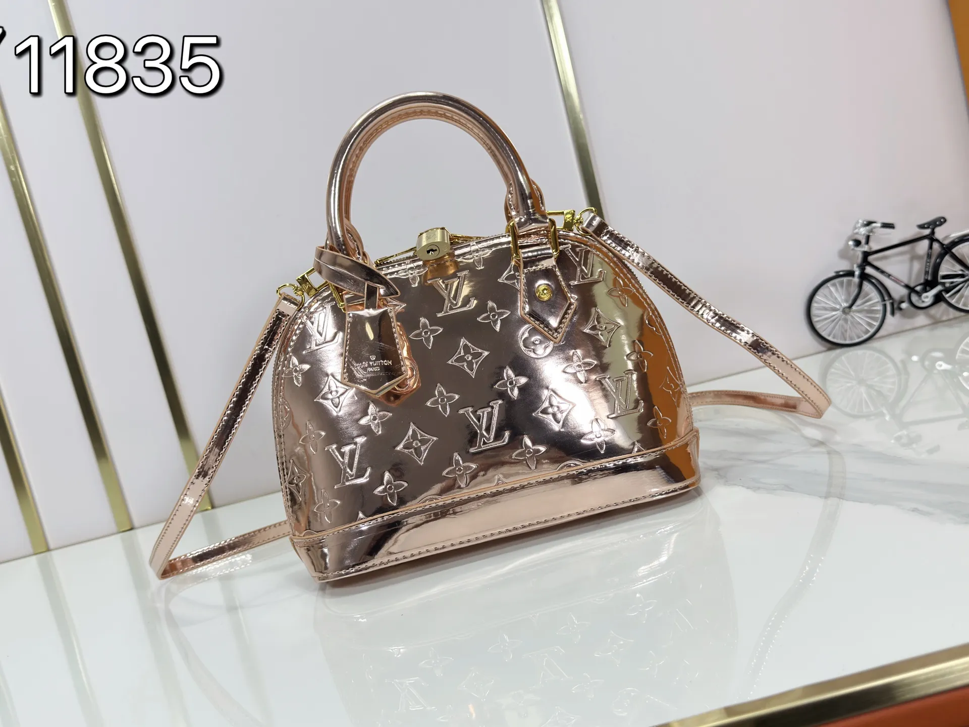 P240 M11835 M53151 M53152 The Alma medium handbag in the LVSki series draws inspiration from the Louis Vuitton archive hard box, rendering the Monogram embossed coated canvas with a new Monogram Miroir effect, highlighting the concept of retro futurism. Spacious interior patch pockets ensure organized storage. Size: 23.5x17.5x11.5cm