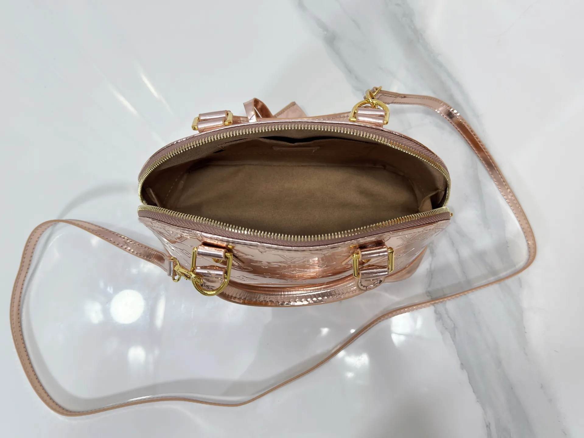 P240 M11835 M53151 M53152 The Alma medium handbag in the LVSki series draws inspiration from the Louis Vuitton archive hard box, rendering the Monogram embossed coated canvas with a new Monogram Miroir effect, highlighting the concept of retro futurism. Spacious interior patch pockets ensure organized storage. Size: 23.5x17.5x11.5cm