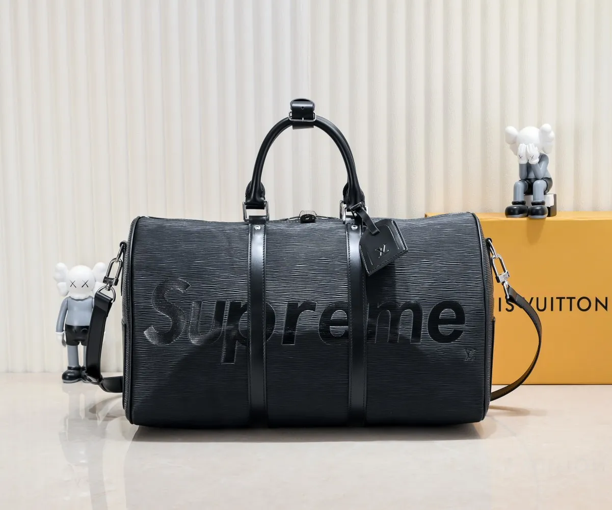 P420 Actual shot of two-layer cowhide supreme keepall travel bag 45cm 41418 M41416 M53419 super hot 🔥 The Louis Vuitton~supreme travel bag that you have been waiting for for a long time. A joint collaboration between the first-line international brand Louis Vuitton and the first-line street brand. The keppall 45cm travel bag made of EPl water-corrugated cowhide. The bag in this joint series is the most eye-catching For the L family, this style can be said to be a breakthrough. The style is unique and lively, making the classic design show a different charm. size 45x27x20cm