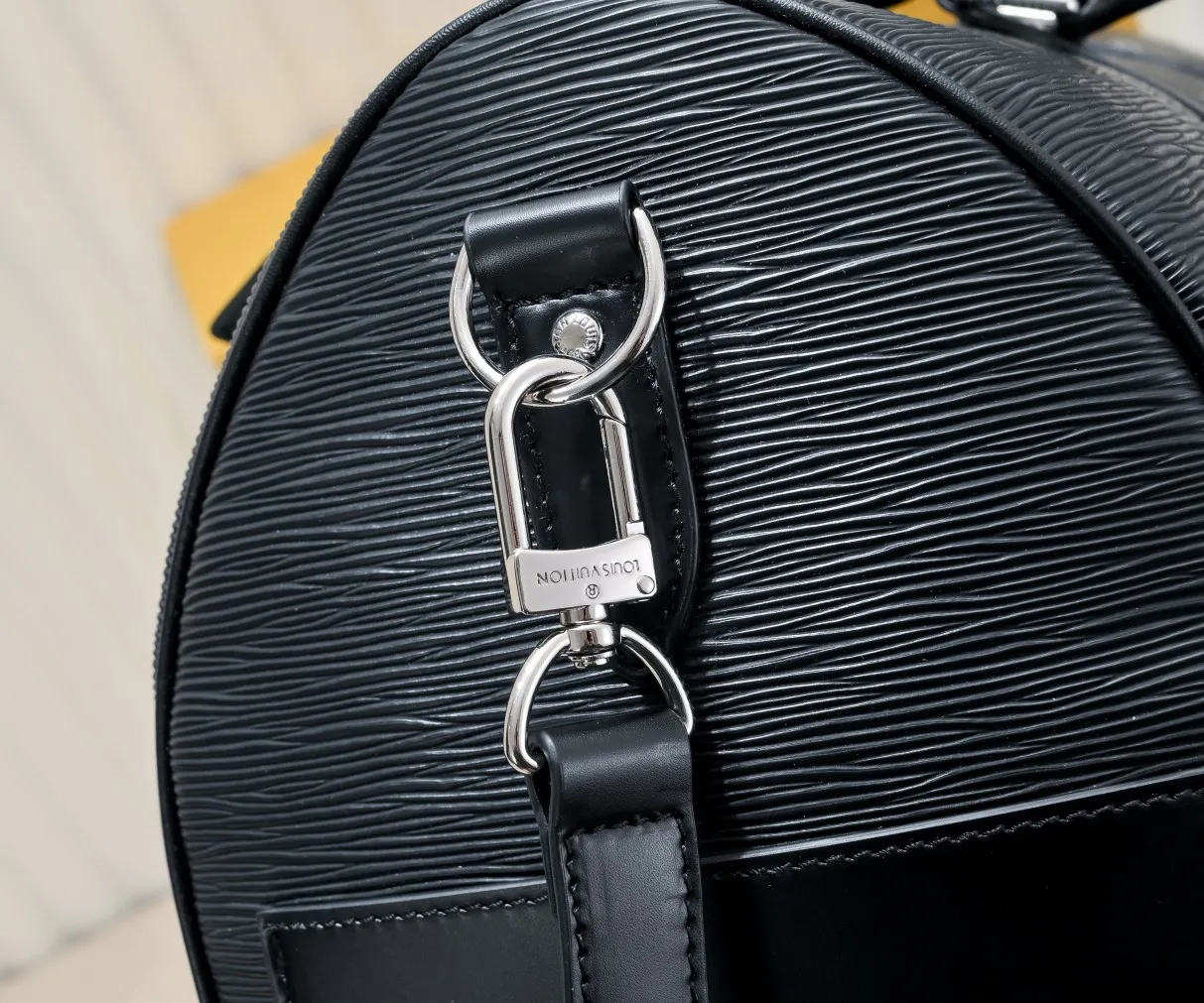 P420 Actual shot of two-layer cowhide supreme keepall travel bag 45cm 41418 M41416 M53419 super hot 🔥 The Louis Vuitton~supreme travel bag that you have been waiting for for a long time. A joint collaboration between the first-line international brand Louis Vuitton and the first-line street brand. The keppall 45cm travel bag made of EPl water-corrugated cowhide. The bag in this joint series is the most eye-catching For the L family, this style can be said to be a breakthrough. The style is unique and lively, making the classic design show a different charm. size 45x27x20cm