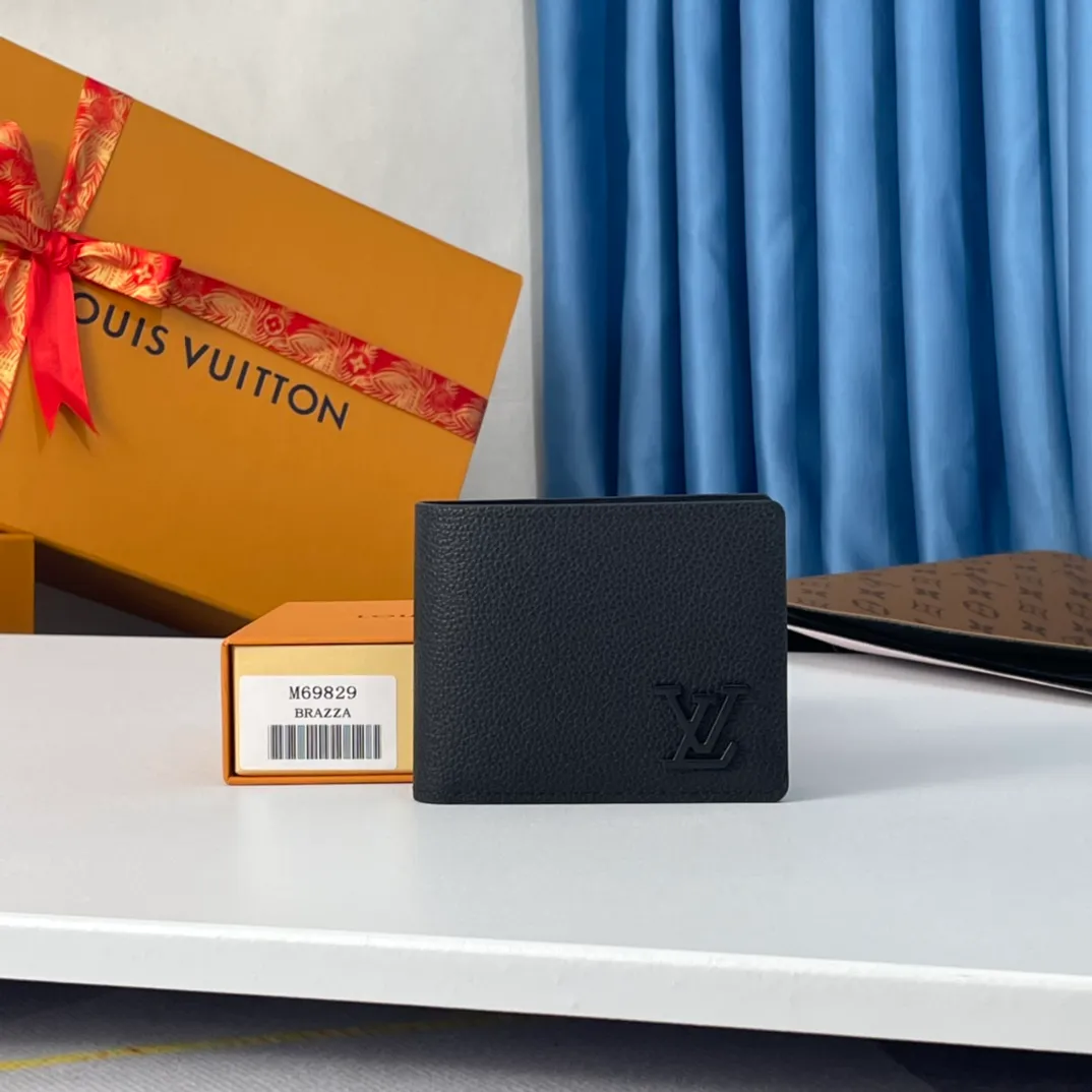 P100💰 M69829 LV Aerogram Multiple wallet injects new meaning into classic design. Exquisite craftsmanship gives the cow leather a rich grain texture, and the metal LV letters mark the brand identity. It can be easily paired with LV Aerogram series handbags. Size: 11.5×9×1.5cm