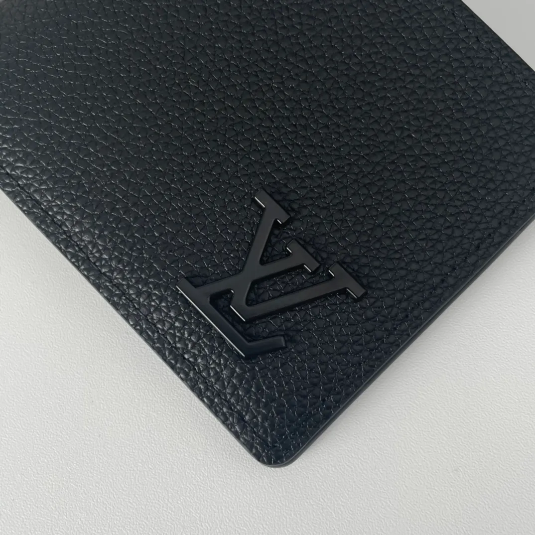 P100💰 M69829 LV Aerogram Multiple wallet injects new meaning into classic design. Exquisite craftsmanship gives the cow leather a rich grain texture, and the metal LV letters mark the brand identity. It can be easily paired with LV Aerogram series handbags. Size: 11.5×9×1.5cm