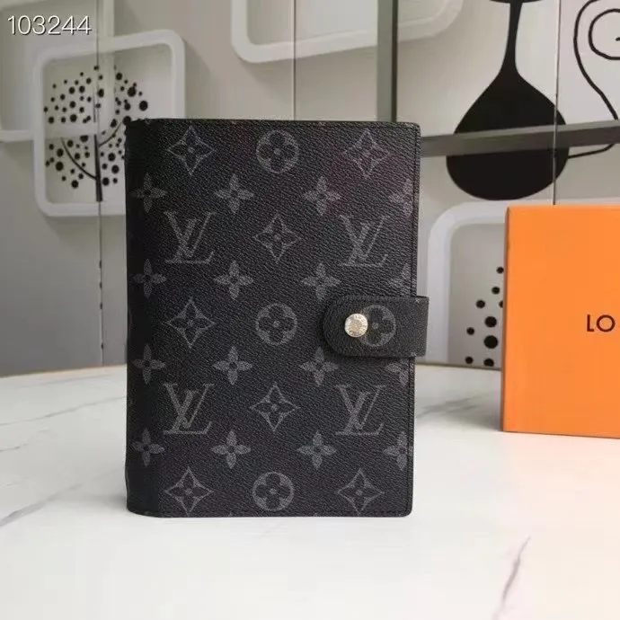 💰 150 hot sale, model number M20004❤️This small notepad cover is made of Monogram canvas. It can hold three credit cards and can also be used as an address book, notebook or calendar. 14 cm