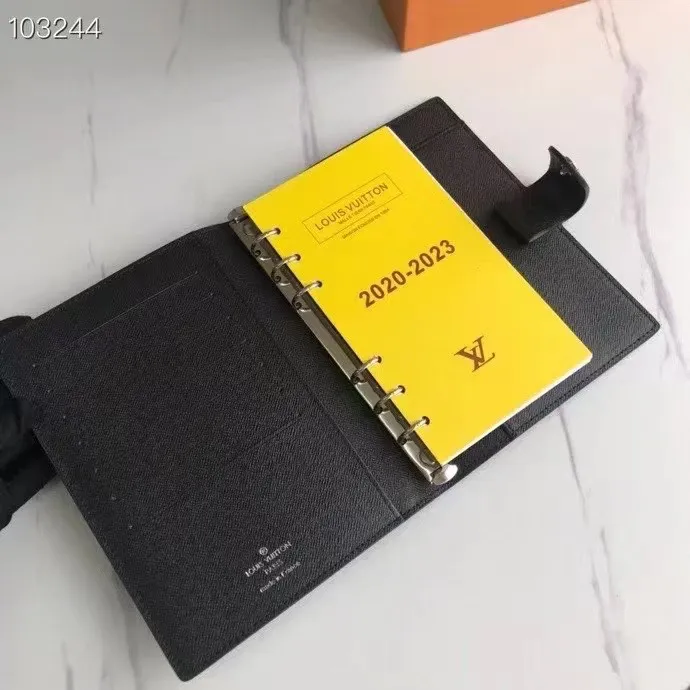 💰 150 hot sale, model number M20004❤️This small notepad cover is made of Monogram canvas. It can hold three credit cards and can also be used as an address book, notebook or calendar. 14 cm