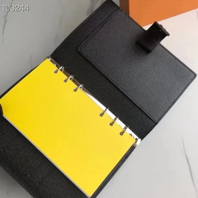 💰 150 hot sale, model number M20004❤️This small notepad cover is made of Monogram canvas. It can hold three credit cards and can also be used as an address book, notebook or calendar. 14 cm