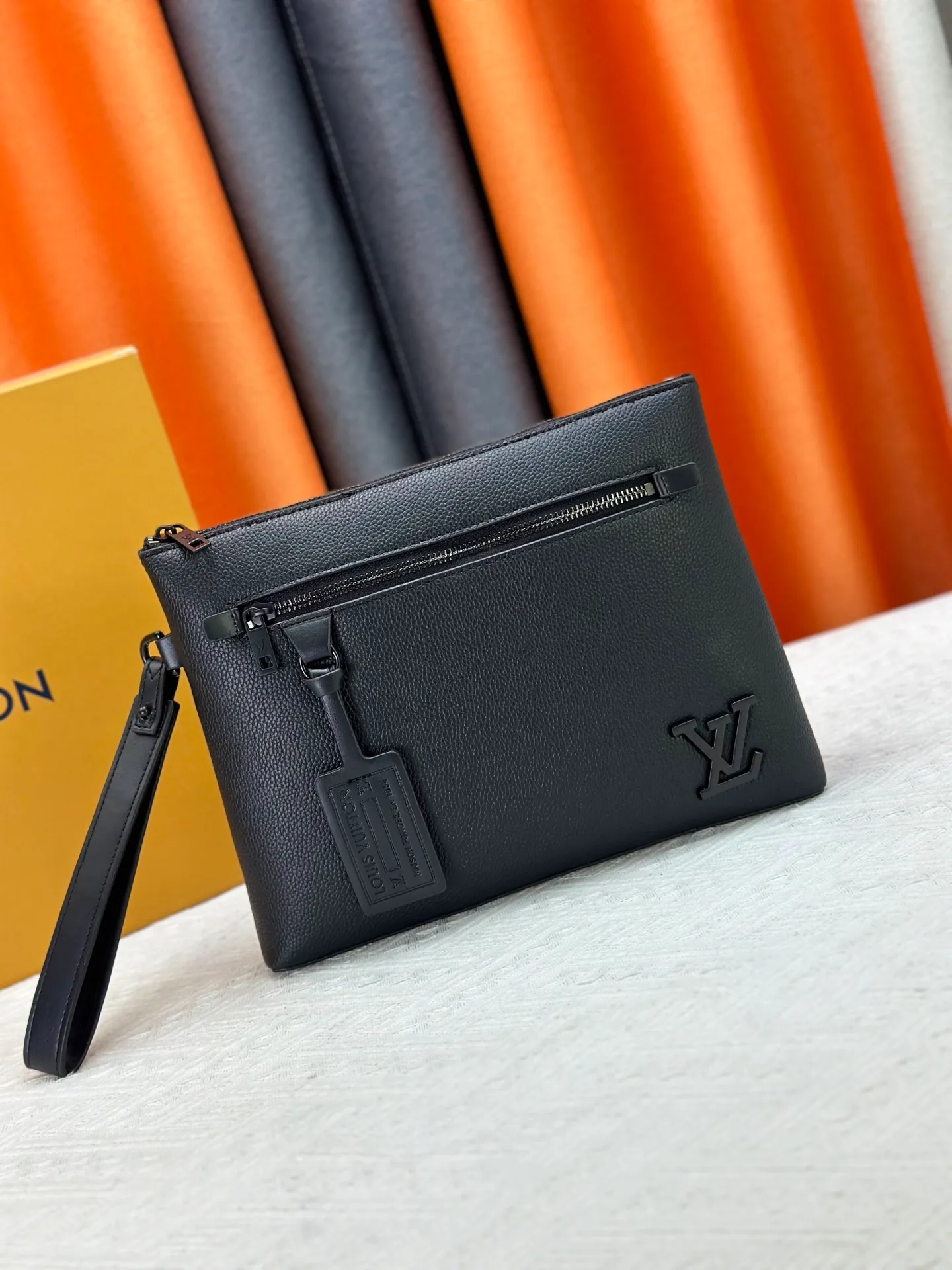 P240 M69837 M81735 M11486 M40504 M40505 Full leather clutch IPAD protective case The new LV Aerogram iPad protective case releases trendy style with a restrained design. The soft and delicate calfskin is like old aviation letterhead, the metal LV letters and customizable labels reveal classic heritage, and elements such as the detachable leather wristband upgrade the functionality. Dimensions: 30 x 22 x 5 cm
