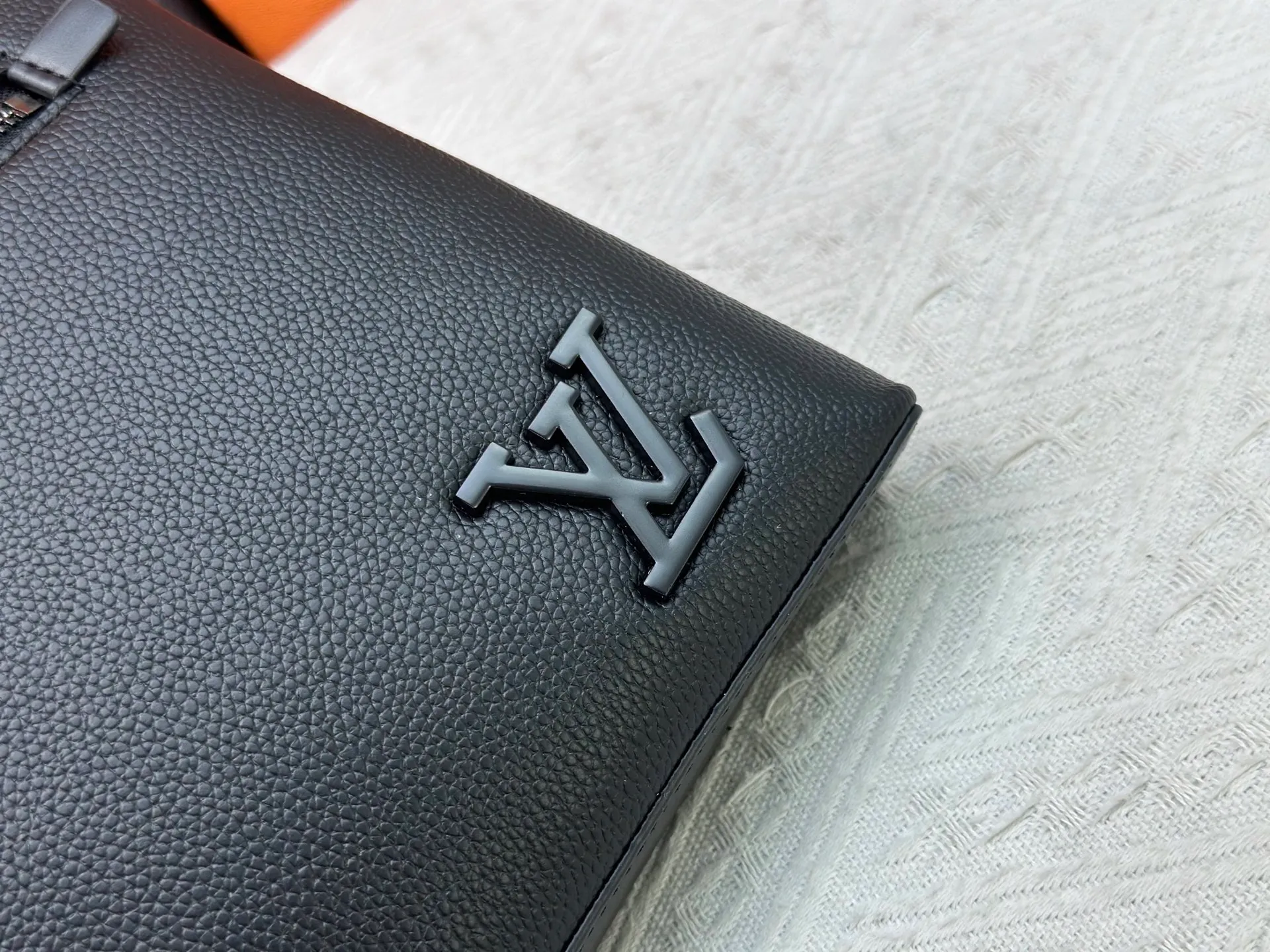 P240 M69837 M81735 M11486 M40504 M40505 Full leather clutch IPAD protective case The new LV Aerogram iPad protective case releases trendy style with a restrained design. The soft and delicate calfskin is like old aviation letterhead, the metal LV letters and customizable labels reveal classic heritage, and elements such as the detachable leather wristband upgrade the functionality. Dimensions: 30 x 22 x 5 cm