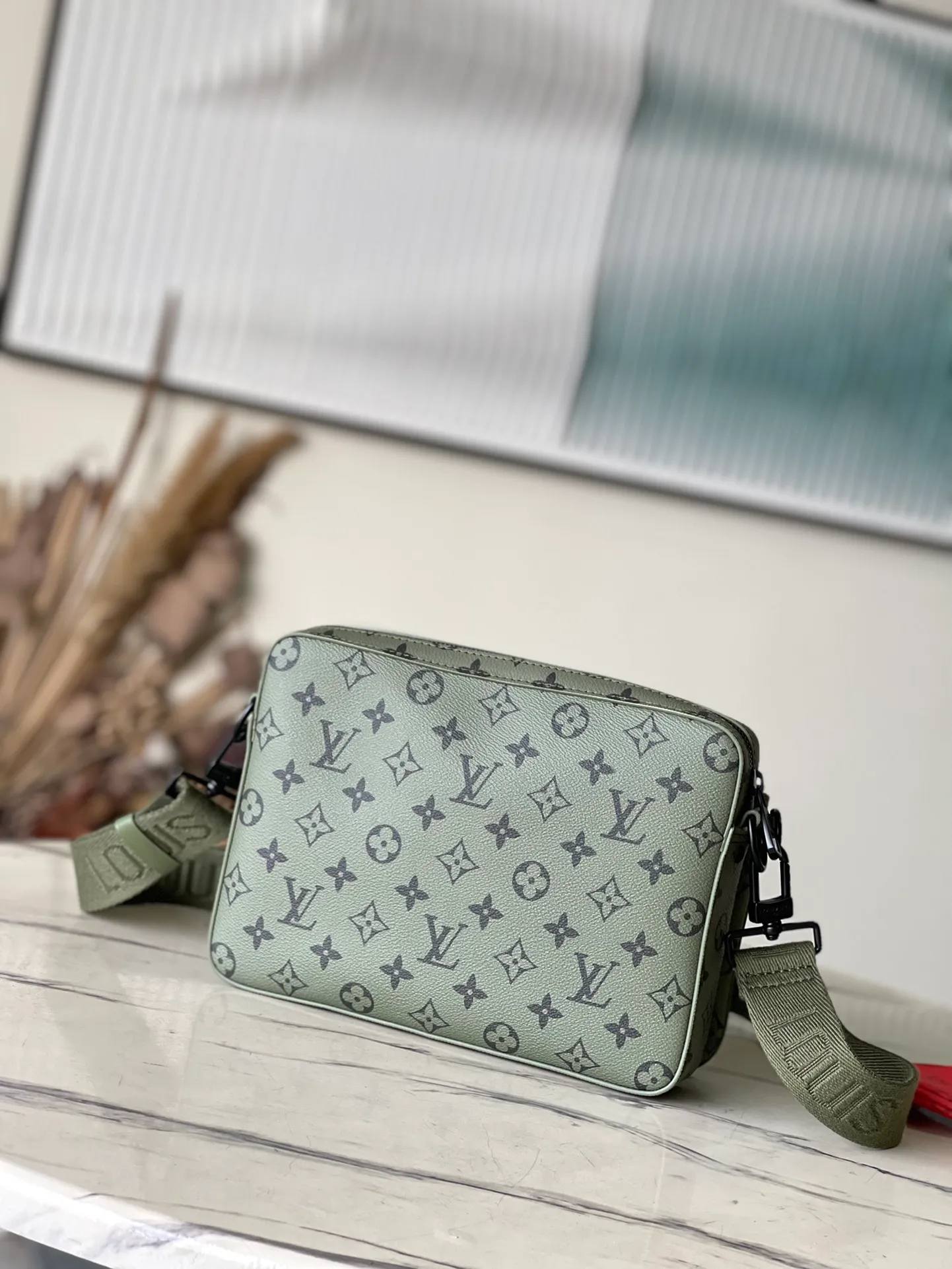 💰940 Top Original Order M23783 This Trio messenger bag is made of Monogram coated canvas to create a three-in-one design. Equipped with a detachable coin purse, main compartment and removable zippered front pocket that can be removed for separate use. The coin purse is secured to a removable and adjustable fabric shoulder strap. Dimensions: 25 × 18.5 × 7 cm