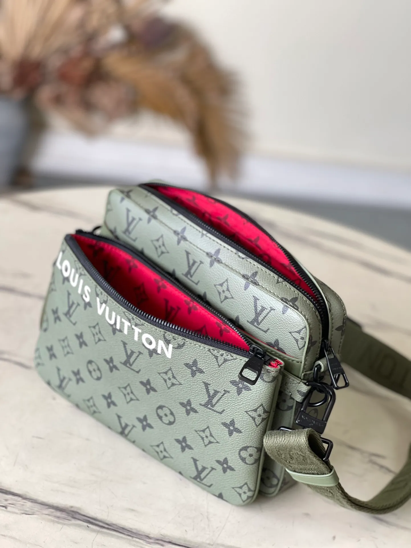💰940 Top Original Order M23783 This Trio messenger bag is made of Monogram coated canvas to create a three-in-one design. Equipped with a detachable coin purse, main compartment and removable zippered front pocket that can be removed for separate use. The coin purse is secured to a removable and adjustable fabric shoulder strap. Dimensions: 25 × 18.5 × 7 cm