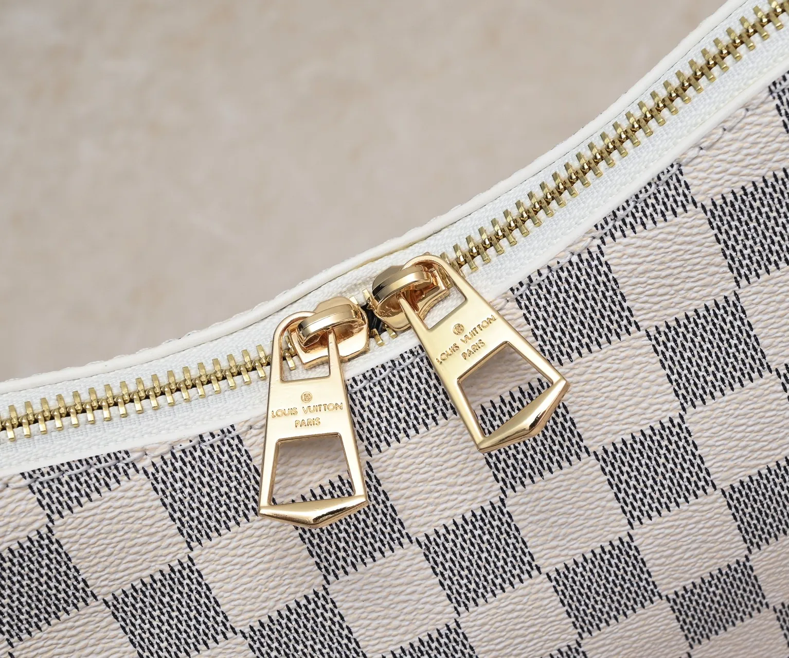 💰Large yellow leather 200 Small yellow leather 320💰Upgraded original version M45353 M45354 M45355 A new Odeon medium and small handbag is launched in the autumn and winter of 2020, using Monogram canvas and reinforced leather corners to convey a retro feel. The adjustable shoulder strap makes it easy to carry on the shoulder or across the body, and the zipper allows easy access to your belongings. Monogram coated canvas Semi-distressed vegetable tanned leather Natural cowhide and colorful cowhide trim Textile lining Metal hardware Leather corners Shoulder strap loops Double zip closure External patch pocket with magnetic closure