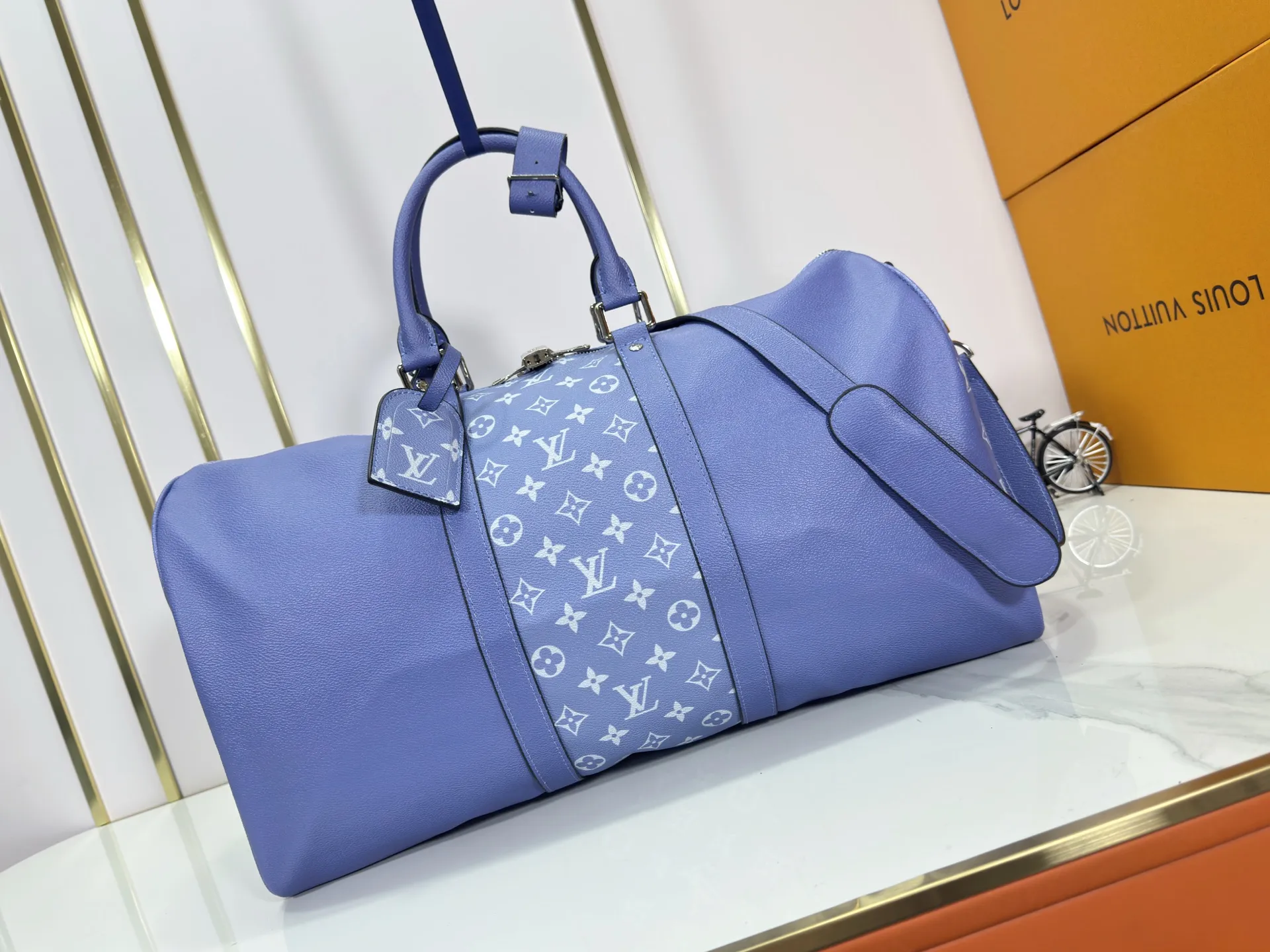 P340 Upgraded original version M30941 yellow M30885 white M53776 silver M30235 gram MTaigarama series newly launches this keepall travel bag, which is made of flexible Taïga leather and classic canvas to create a dynamic configuration. The size is just right to accommodate your travel needs, size: 50x29x23cm
