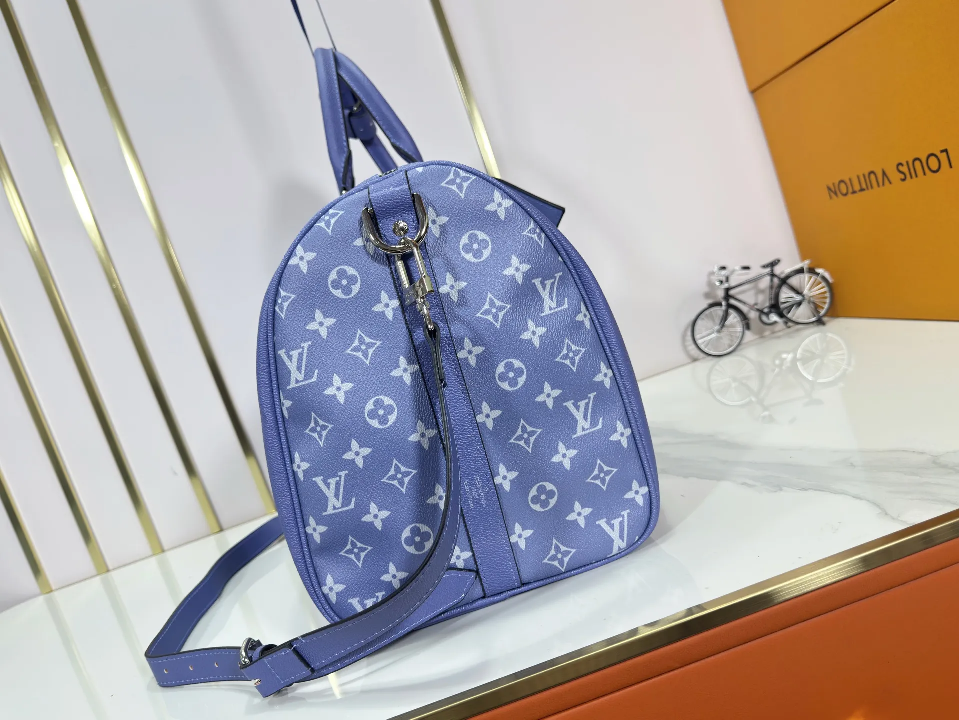 P340 Upgraded original version M30941 yellow M30885 white M53776 silver M30235 gram MTaigarama series newly launches this keepall travel bag, which is made of flexible Taïga leather and classic canvas to create a dynamic configuration. The size is just right to accommodate your travel needs, size: 50x29x23cm
