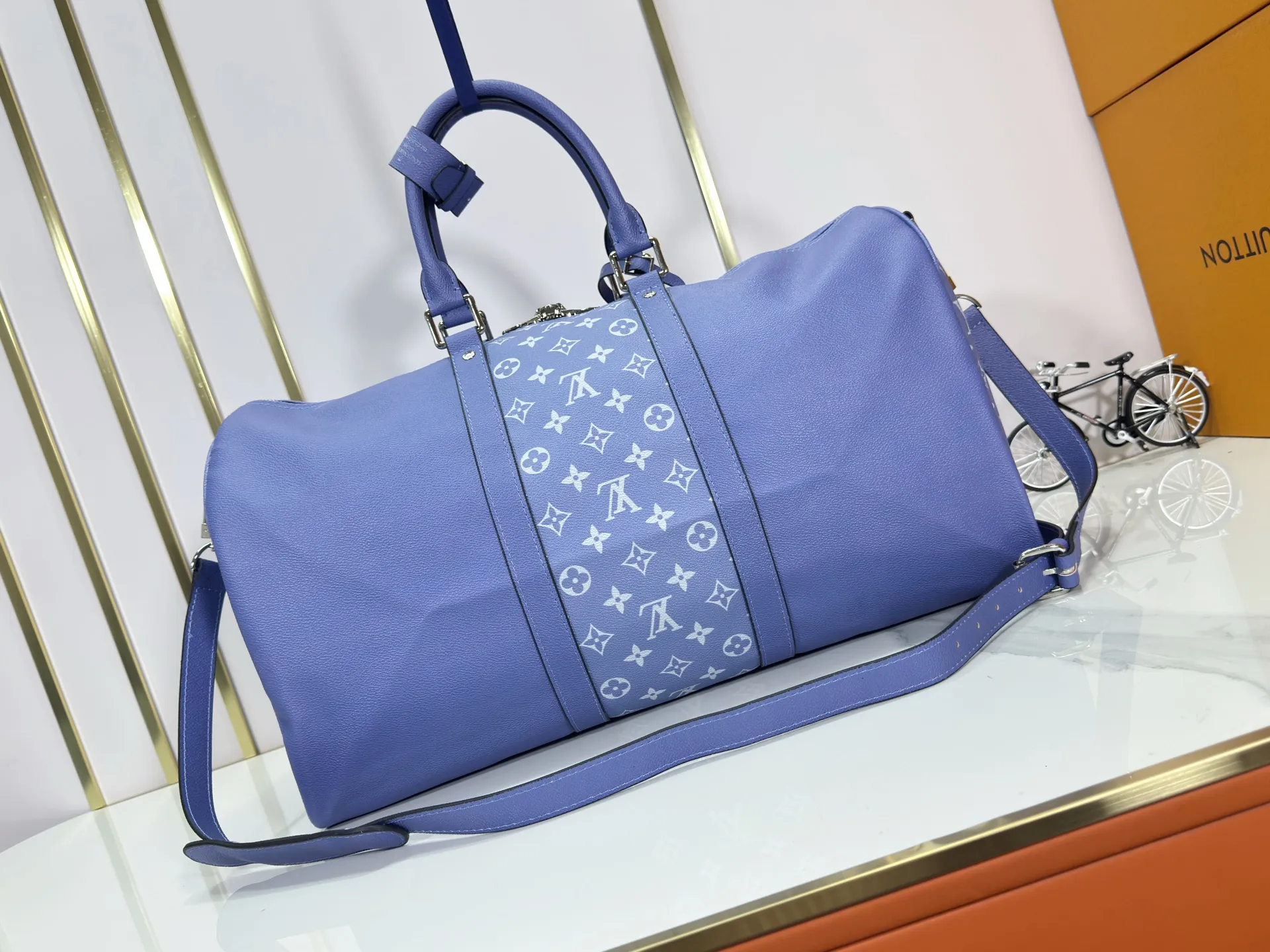 P340 Upgraded original version M30941 yellow M30885 white M53776 silver M30235 gram MTaigarama series newly launches this keepall travel bag, which is made of flexible Taïga leather and classic canvas to create a dynamic configuration. The size is just right to accommodate your travel needs, size: 50x29x23cm