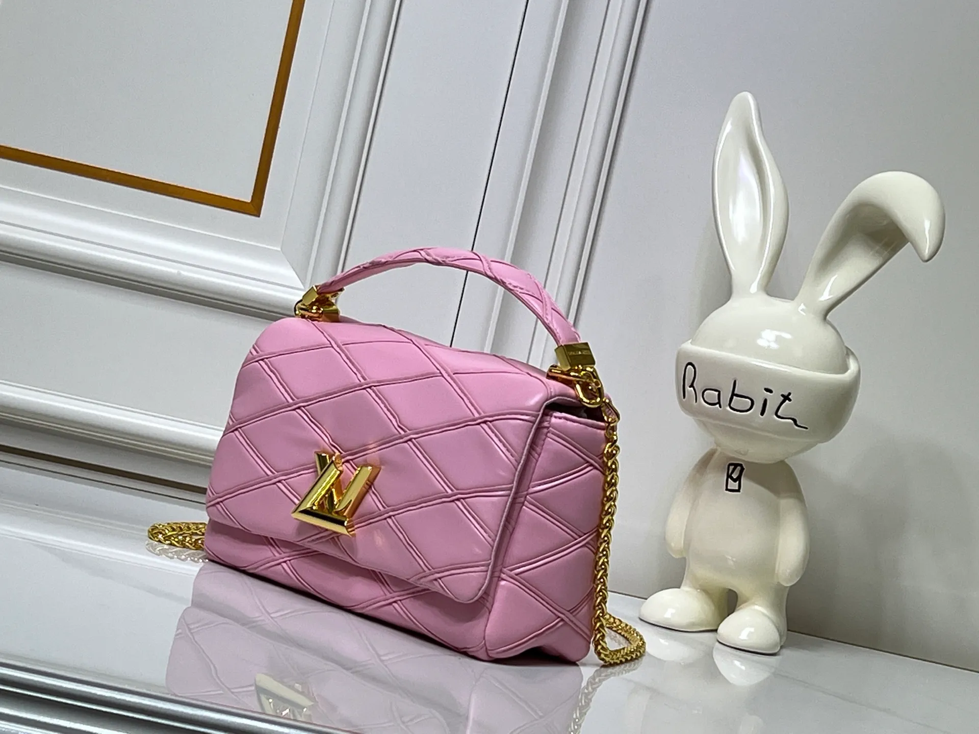 Batch 320💰M23689 M22891 Nicolas Ghesquière devoted new craftsmanship exploration to the GO-14 medium handbag, hand-painting the baked effect on the quilted sheepskin leather, showing an avant-garde style. The LV Twist twist lock highlights the brand's style, and the top handle and adjustable chain are detachable, allowing for a variety of carrying methods. Size: 23X16X10