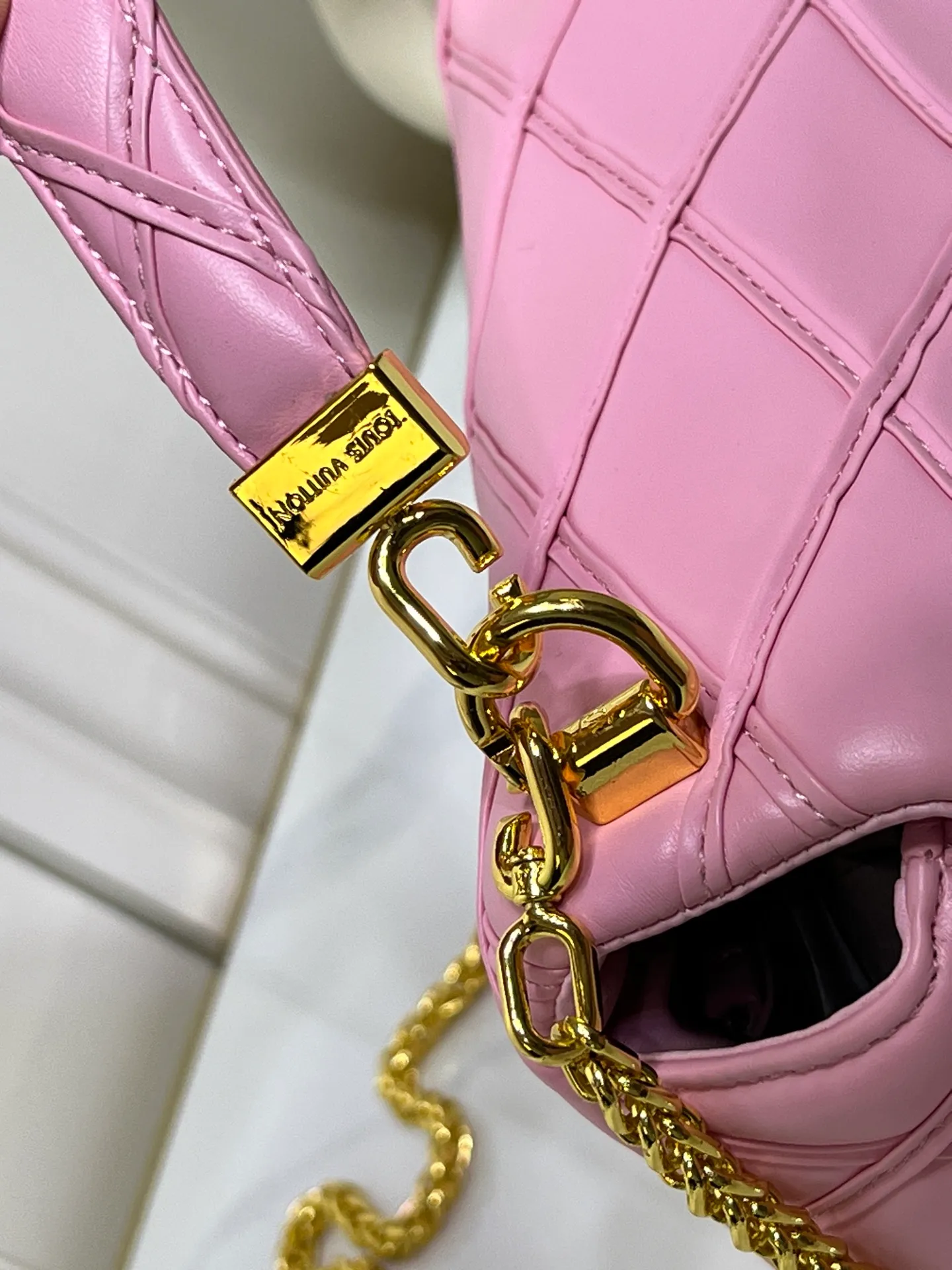 Batch 320💰M23689 M22891 Nicolas Ghesquière devoted new craftsmanship exploration to the GO-14 medium handbag, hand-painting the baked effect on the quilted sheepskin leather, showing an avant-garde style. The LV Twist twist lock highlights the brand's style, and the top handle and adjustable chain are detachable, allowing for a variety of carrying methods. Size: 23X16X10