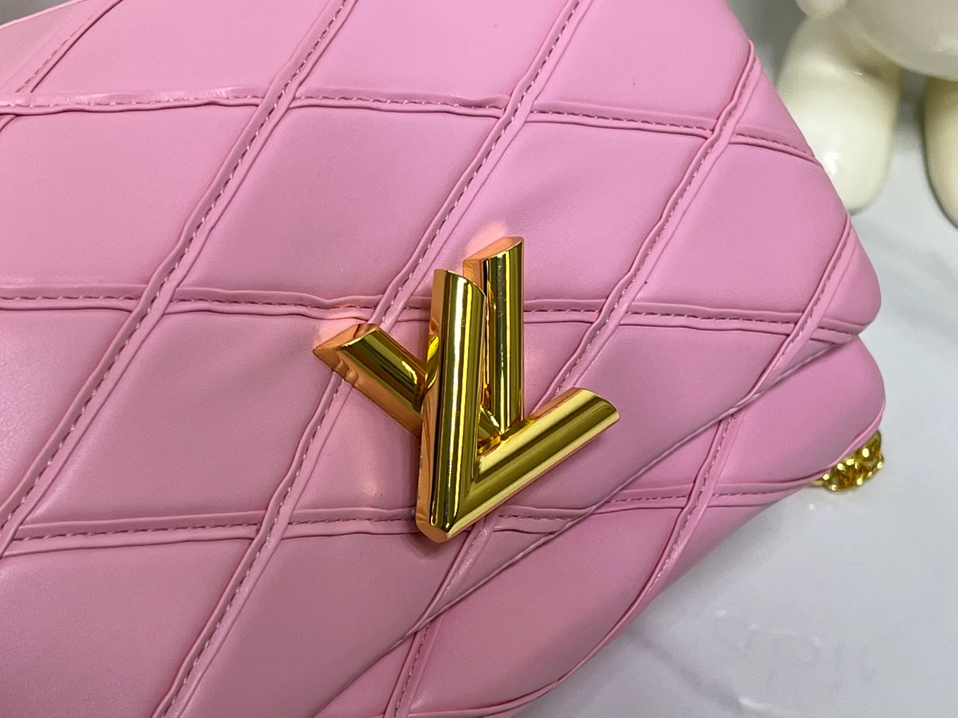 Batch 320💰M23689 M22891 Nicolas Ghesquière devoted new craftsmanship exploration to the GO-14 medium handbag, hand-painting the baked effect on the quilted sheepskin leather, showing an avant-garde style. The LV Twist twist lock highlights the brand's style, and the top handle and adjustable chain are detachable, allowing for a variety of carrying methods. Size: 23X16X10
