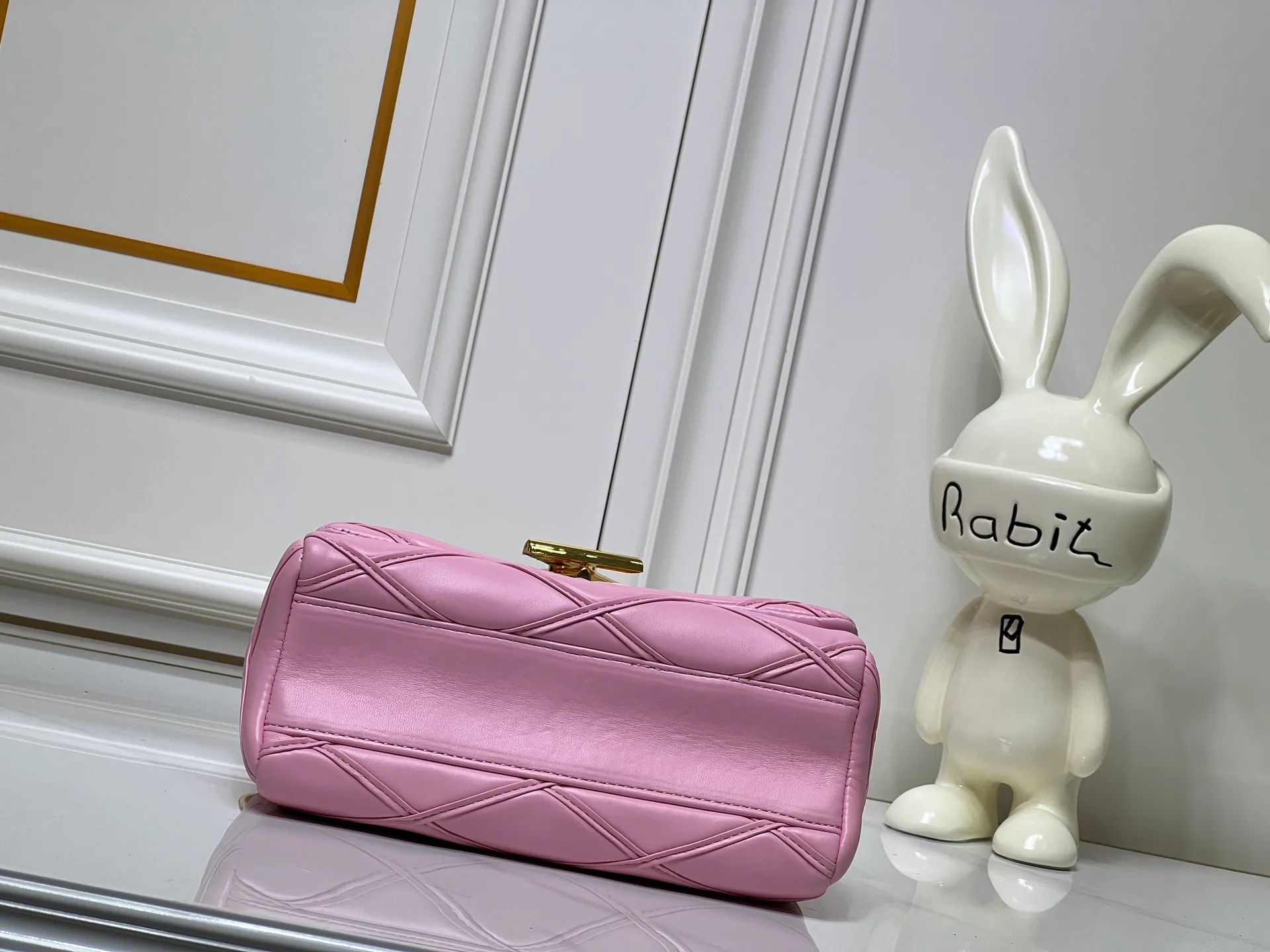 Batch 320💰M23689 M22891 Nicolas Ghesquière devoted new craftsmanship exploration to the GO-14 medium handbag, hand-painting the baked effect on the quilted sheepskin leather, showing an avant-garde style. The LV Twist twist lock highlights the brand's style, and the top handle and adjustable chain are detachable, allowing for a variety of carrying methods. Size: 23X16X10