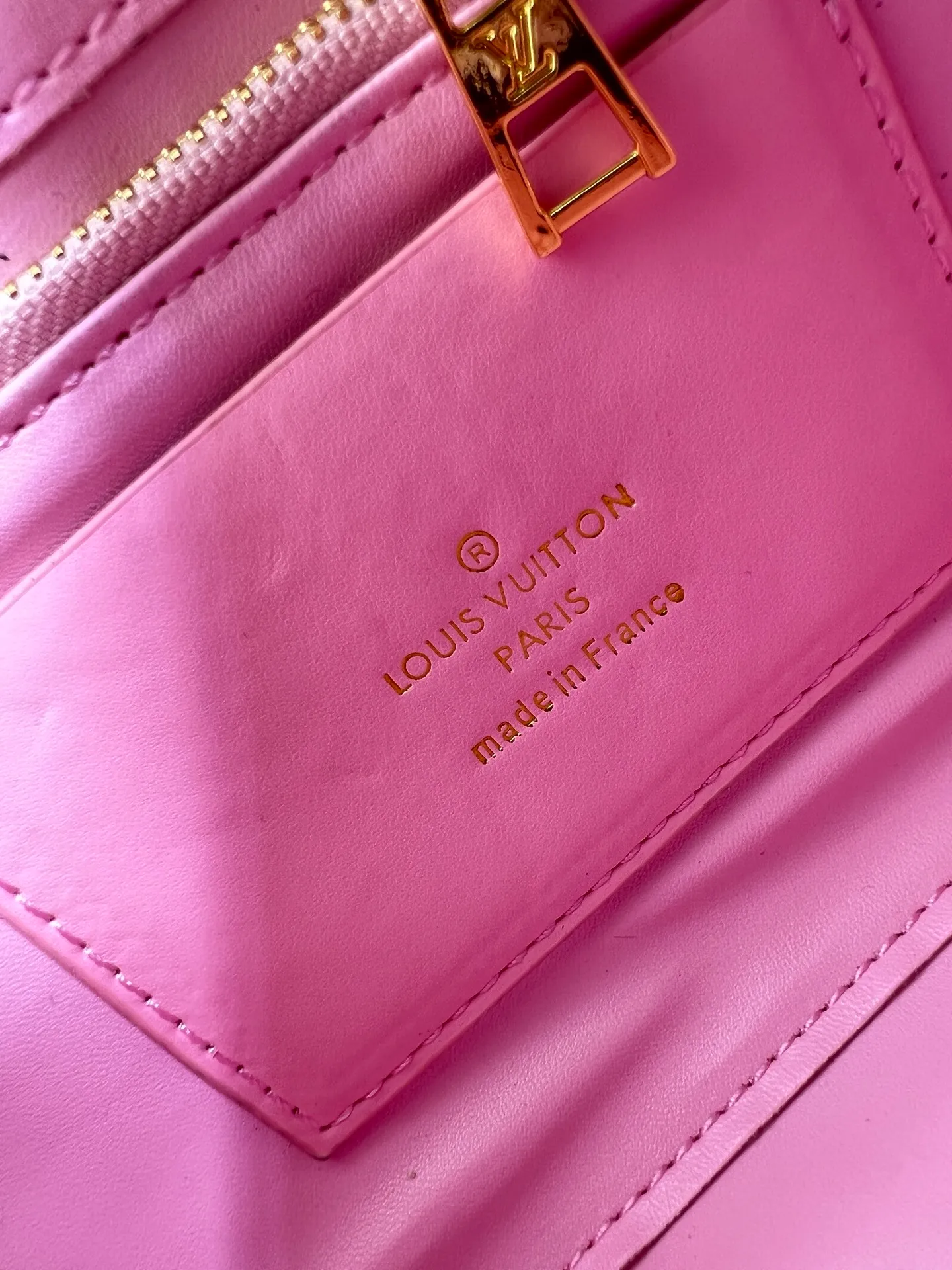 Batch 320💰M23689 M22891 Nicolas Ghesquière devoted new craftsmanship exploration to the GO-14 medium handbag, hand-painting the baked effect on the quilted sheepskin leather, showing an avant-garde style. The LV Twist twist lock highlights the brand's style, and the top handle and adjustable chain are detachable, allowing for a variety of carrying methods. Size: 23X16X10