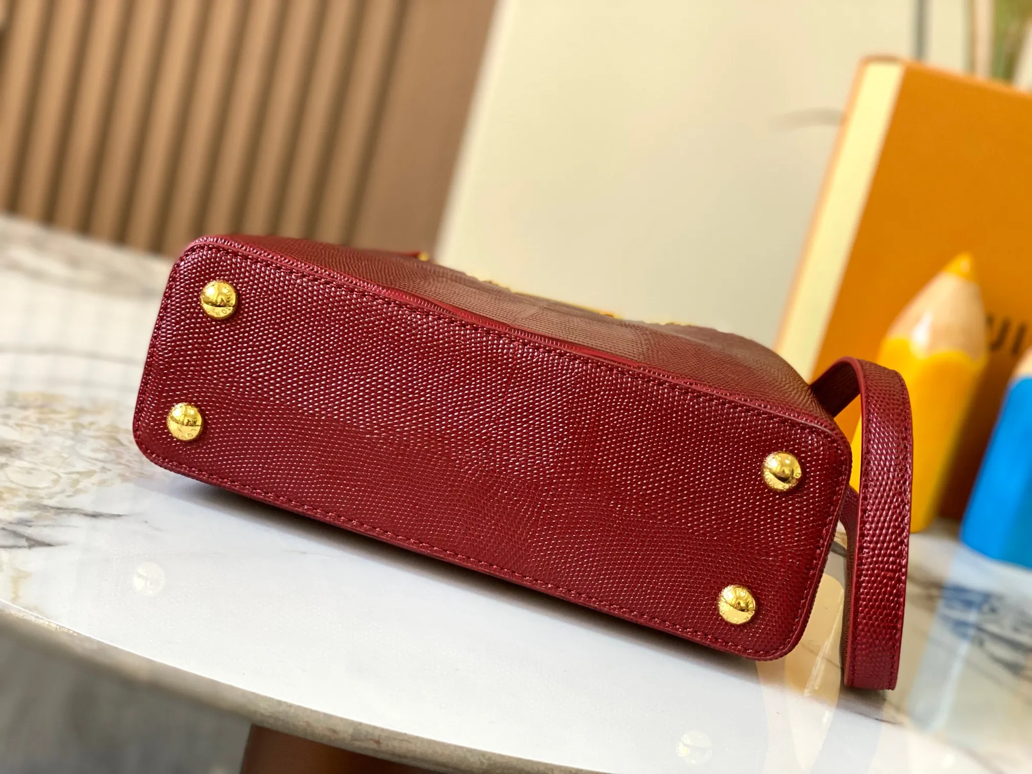 Top original P460 Guangzhou-made M12297 maroon lizard skin with gold and diamond corolla 🔺This CapucinesBB handbag exquisitely combines elegant lizard skin outer layer, delicate sheepskin lining and gleaming metal parts. The iconic flip cover achieves two styles. The LV logo can be read on the inside and the Monogram flower blooms on the outside. It lights up an eye-catching corner for evening occasions and adds a personalized atmosphere to the wardrobe. Shine gorgeous style in day and night occasions.  Detailed features 27 x 18 x 9 cm (length x height x width)