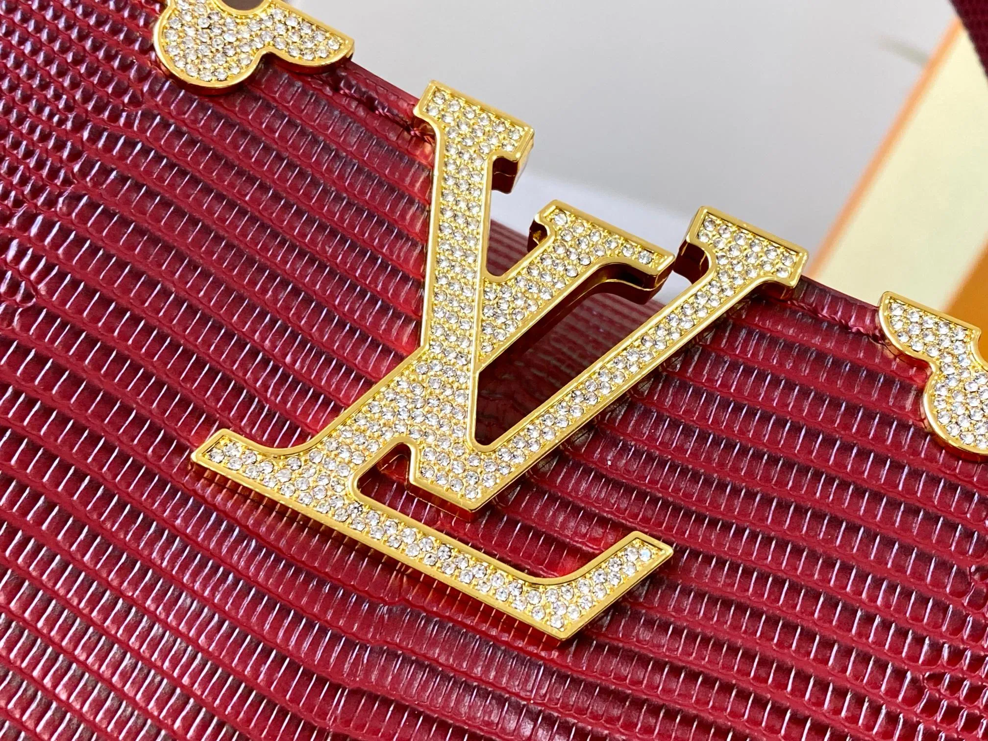 Top original P460 Guangzhou-made M12297 maroon lizard skin with gold and diamond corolla 🔺This CapucinesBB handbag exquisitely combines elegant lizard skin outer layer, delicate sheepskin lining and gleaming metal parts. The iconic flip cover achieves two styles. The LV logo can be read on the inside and the Monogram flower blooms on the outside. It lights up an eye-catching corner for evening occasions and adds a personalized atmosphere to the wardrobe. Shine gorgeous style in day and night occasions.  Detailed features 27 x 18 x 9 cm (length x height x width)