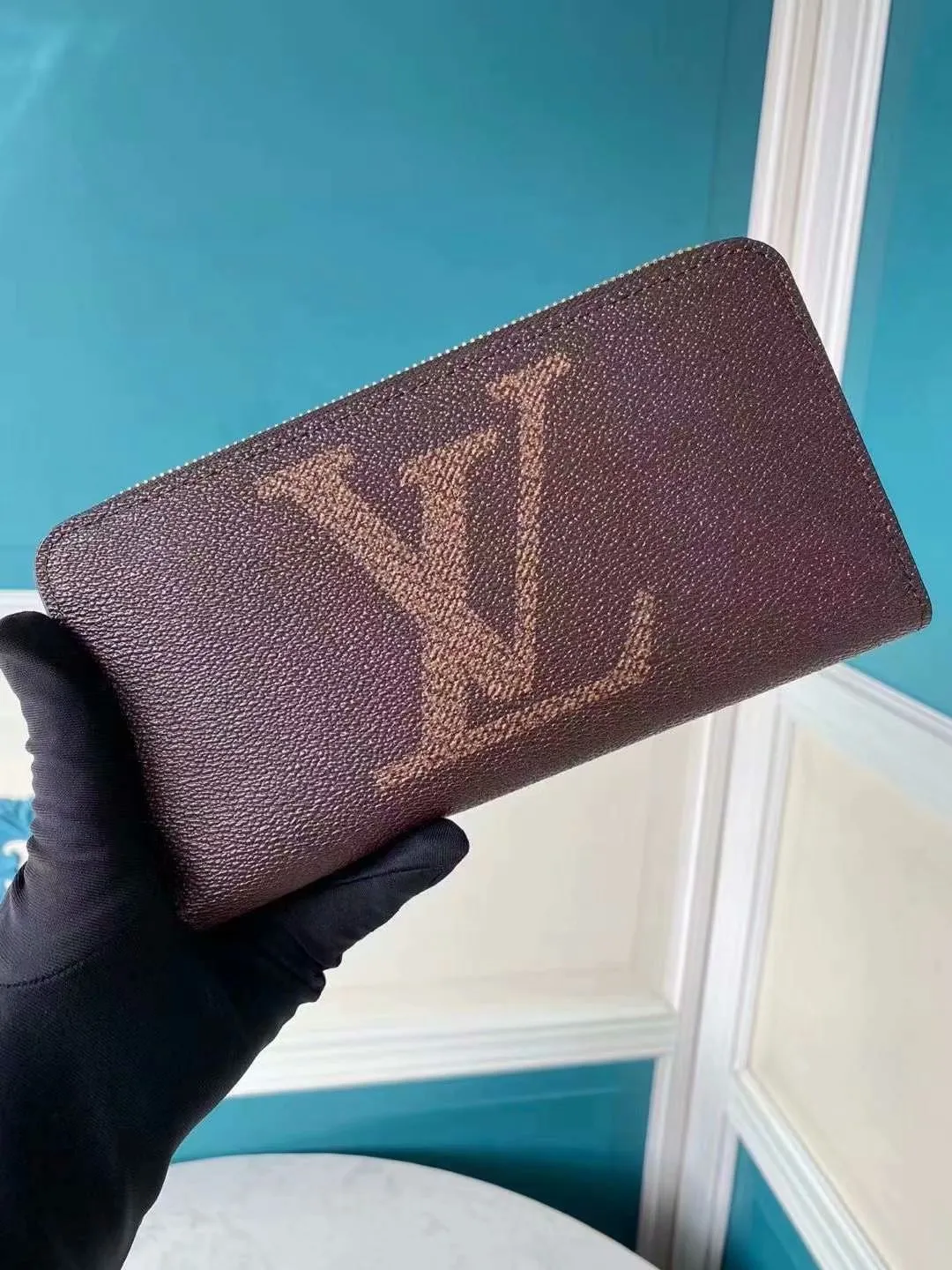 P140M60017 Brown painted small single-pull wallet This Zippy wallet is made of Damier Ebene canvas, with a new lining design and four credit card slots, making it convenient and practical.  Detailed features 19.5x 10.5x 2.5 cm (L x H x W) - Louis Vuitton specially coated canvas - Grained cowhide leather lining - Calfskin trim - Shiny gold-tone hardware - 12 credit card slots - Zippered coin pocket - Open note compartment - 2 internal patch pockets - 3 large paneled compartments - Zip closure