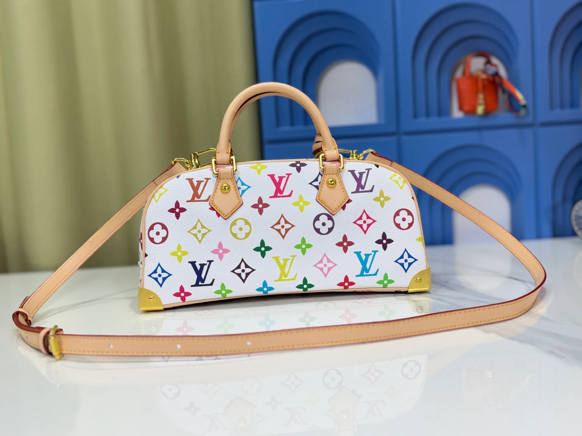 P300 Upgraded Original M13084 This Handbag East West handbag is from the Louis Vuitton x Takashi Murakami reissue series, using the artist's signature rainbow tones to trace the full-length Monogram pattern. Sleek horizontal construction lines the top handle, studded side straps, detachable and adjustable shoulder strap and LV x TM key holder, with cowhide leather details and sophisticated corners that nod to the brand's traditional luggage. Dimensions: 27.0 x 14.0 x 10.0 cm (length x height x width)
