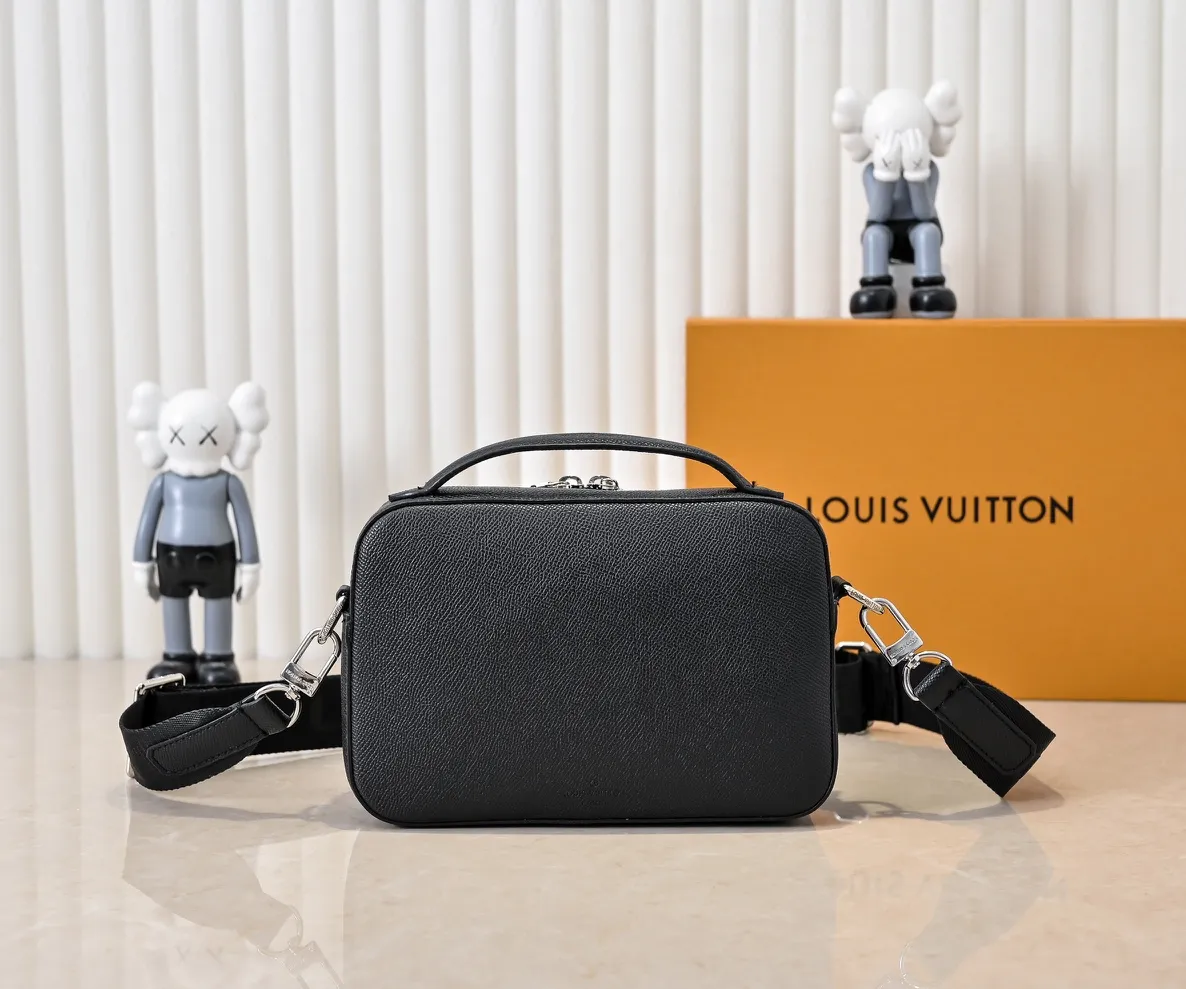 💰260💰Upgraded from the original M11657. This compact Avenue messenger bag is made of Taïga leather, adding unique personality to the briefcase. The sleek design exudes a contemporary feel with top handles, palladium hardware and strappy fabric strap details. The bag features a zipped main compartment, front pocket and internal patch pocket, making it extremely practical. Dimensions: 22.5 × 16.0 × 7.5 cm (length x height x width)